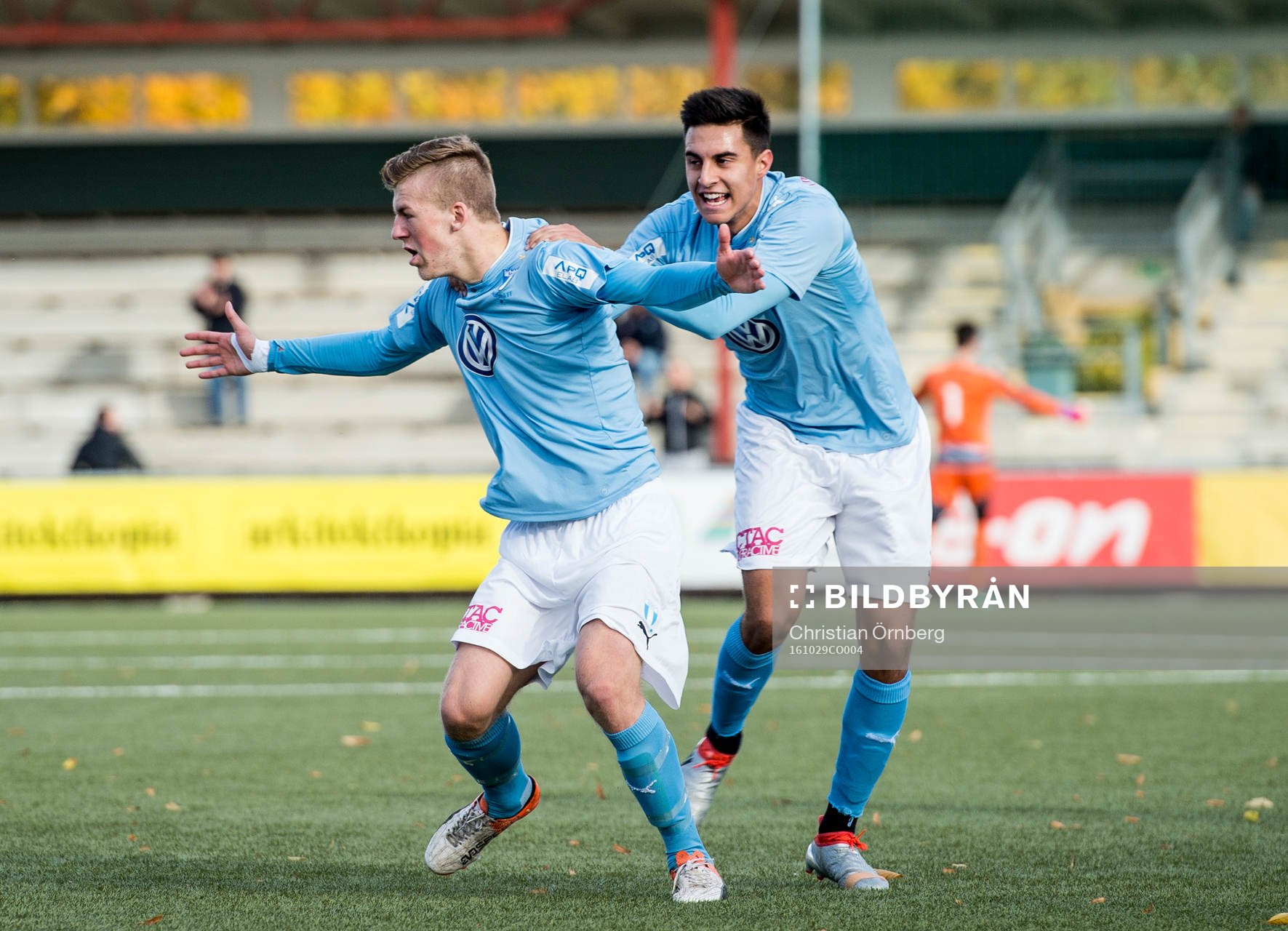 Malmös Teddy Bergqvist och Isak Redzic jublar efter 1-0 under U19 SM-finalen i fotboll mellan Malmö FF och Elfsborg den 29 oktober 2016 i Malmö.
