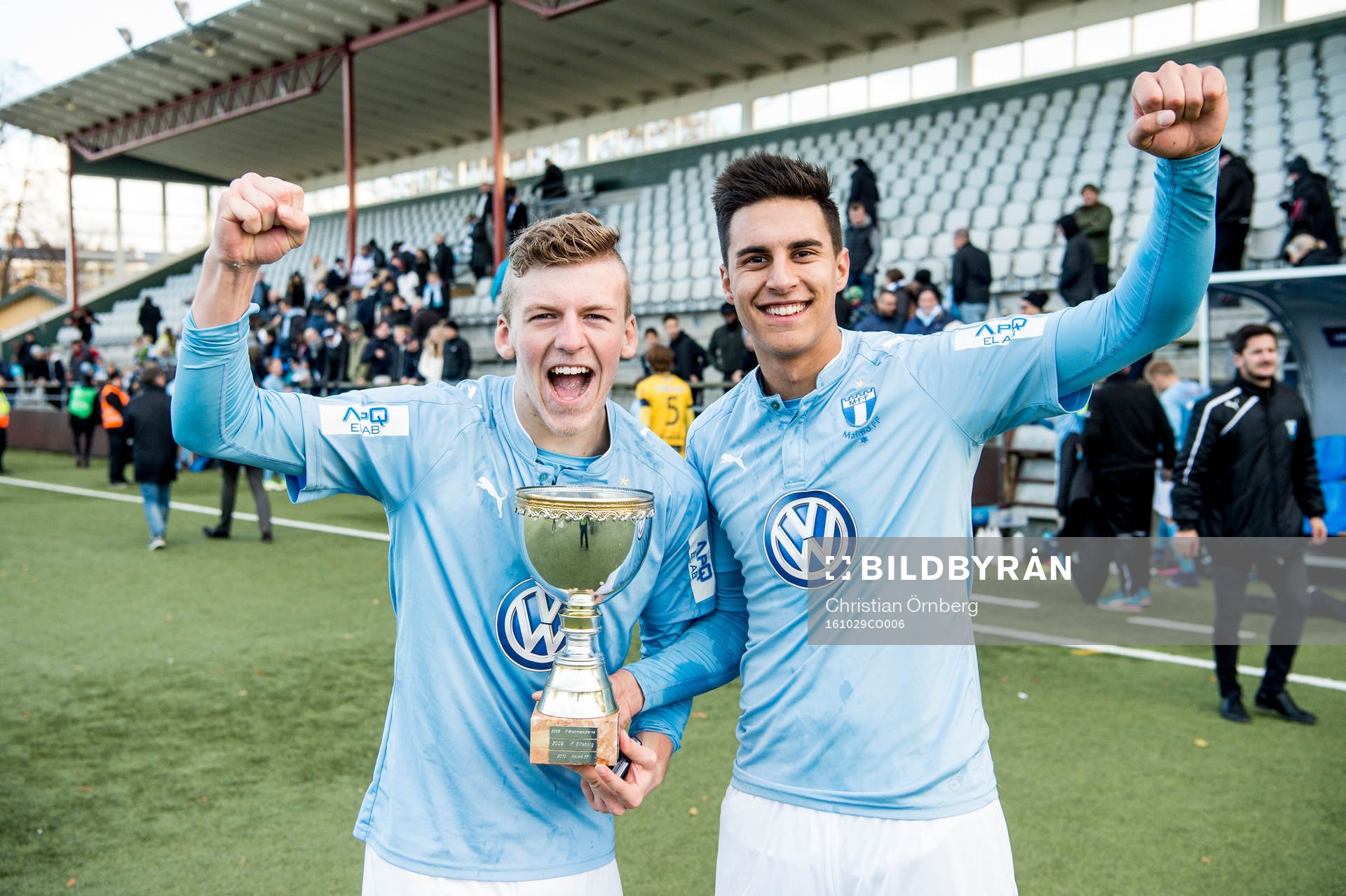 Malmös Teddy Bergqvist och Isak Redzic jublar med pokalen