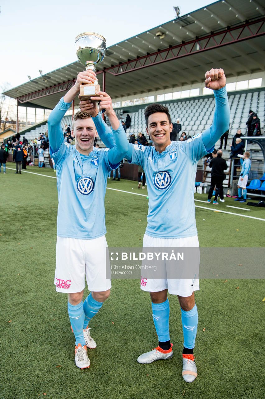 Malmös Teddy Bergqvist och Isak Redzic jublar med pokalen
