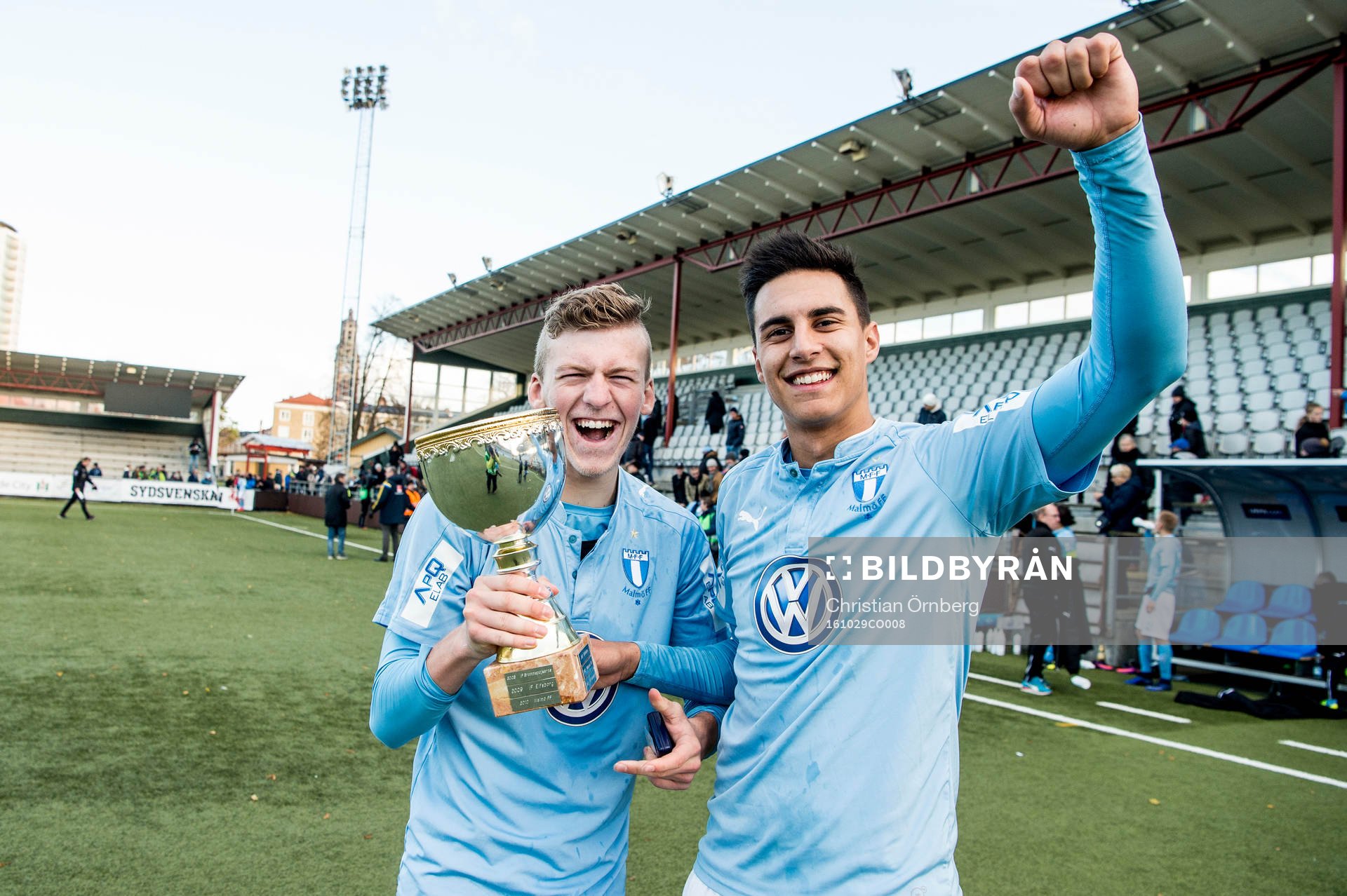Malmös Teddy Bergqvist och Isak Redzic jublar med pokalen