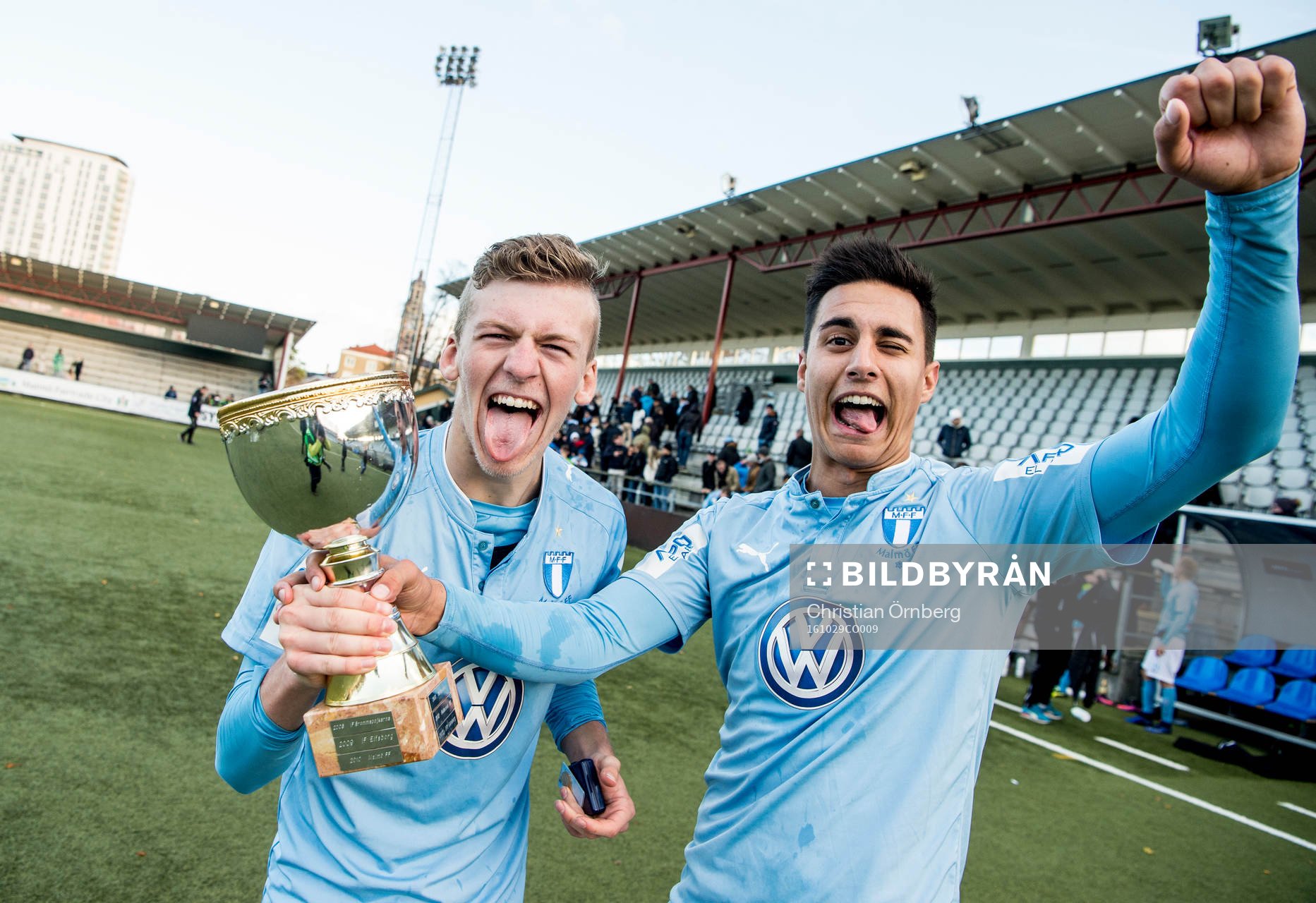 Malmös Teddy Bergqvist och Isak Redzic jublar med pokalen