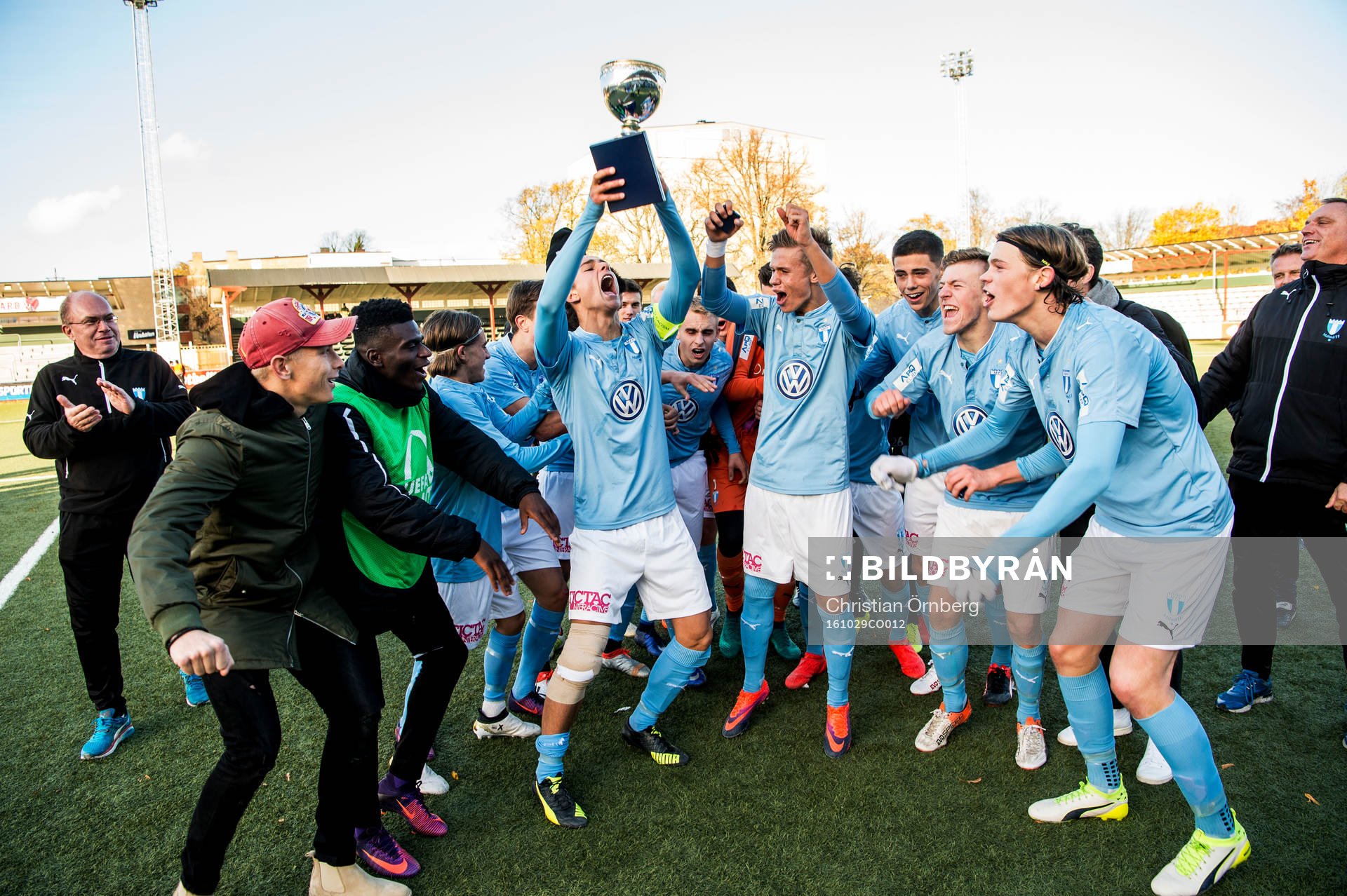 Malmös lagkapten Hugo Andersson jublar med pokalen och lagkamraterna efter vinsten med 3-0 i U19 SM-finalen i fotboll mellan Malmö FF och Elfsborg den 29 oktober 2016 i Malmö.