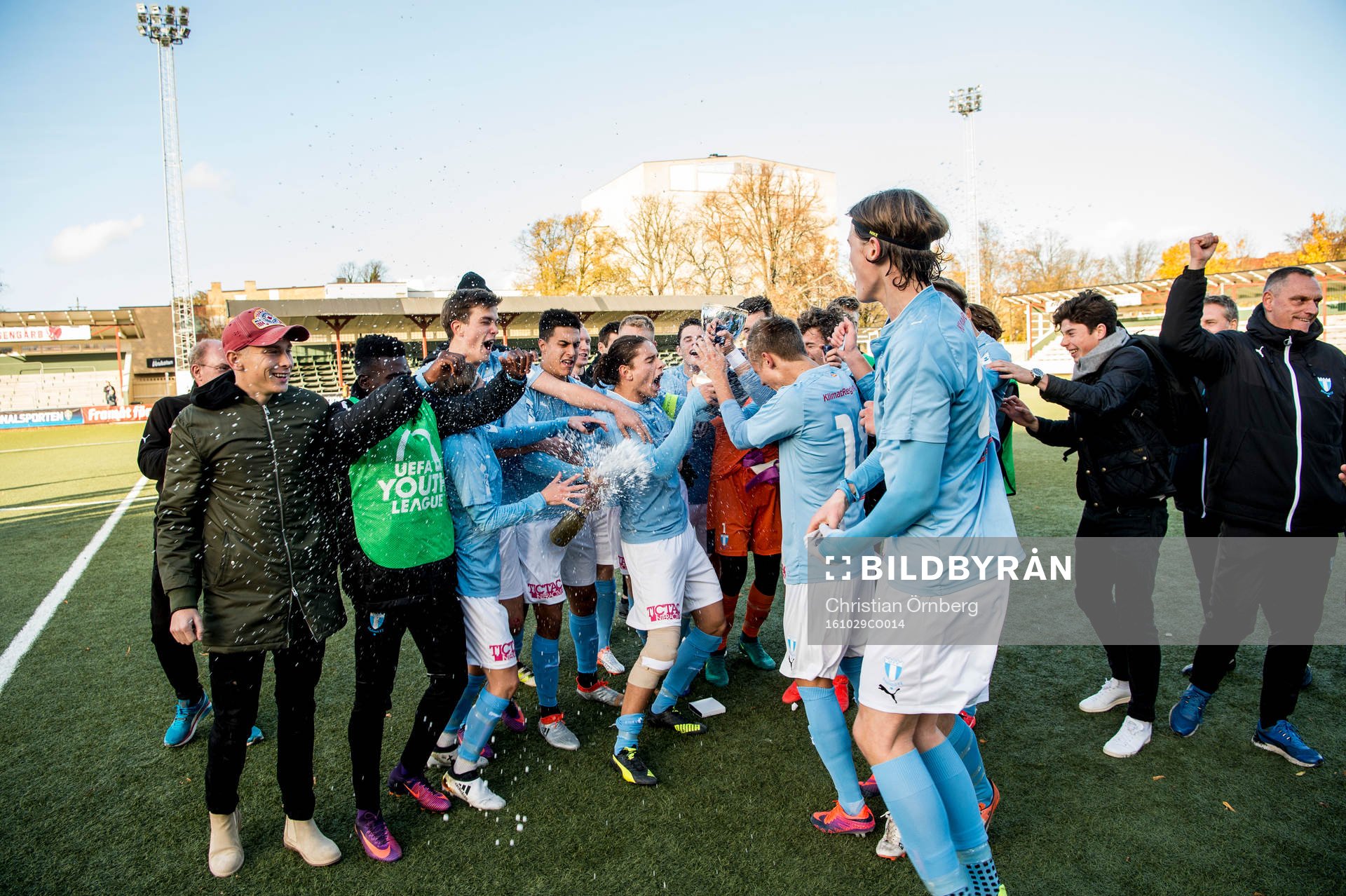 Malmös lagkapten Hugo Andersson jublar med pokalen och lagkamraterna efter vinsten med 3-0 i U19 SM-finalen i fotboll mellan Malmö FF och Elfsborg den 29 oktober 2016 i Malmö.