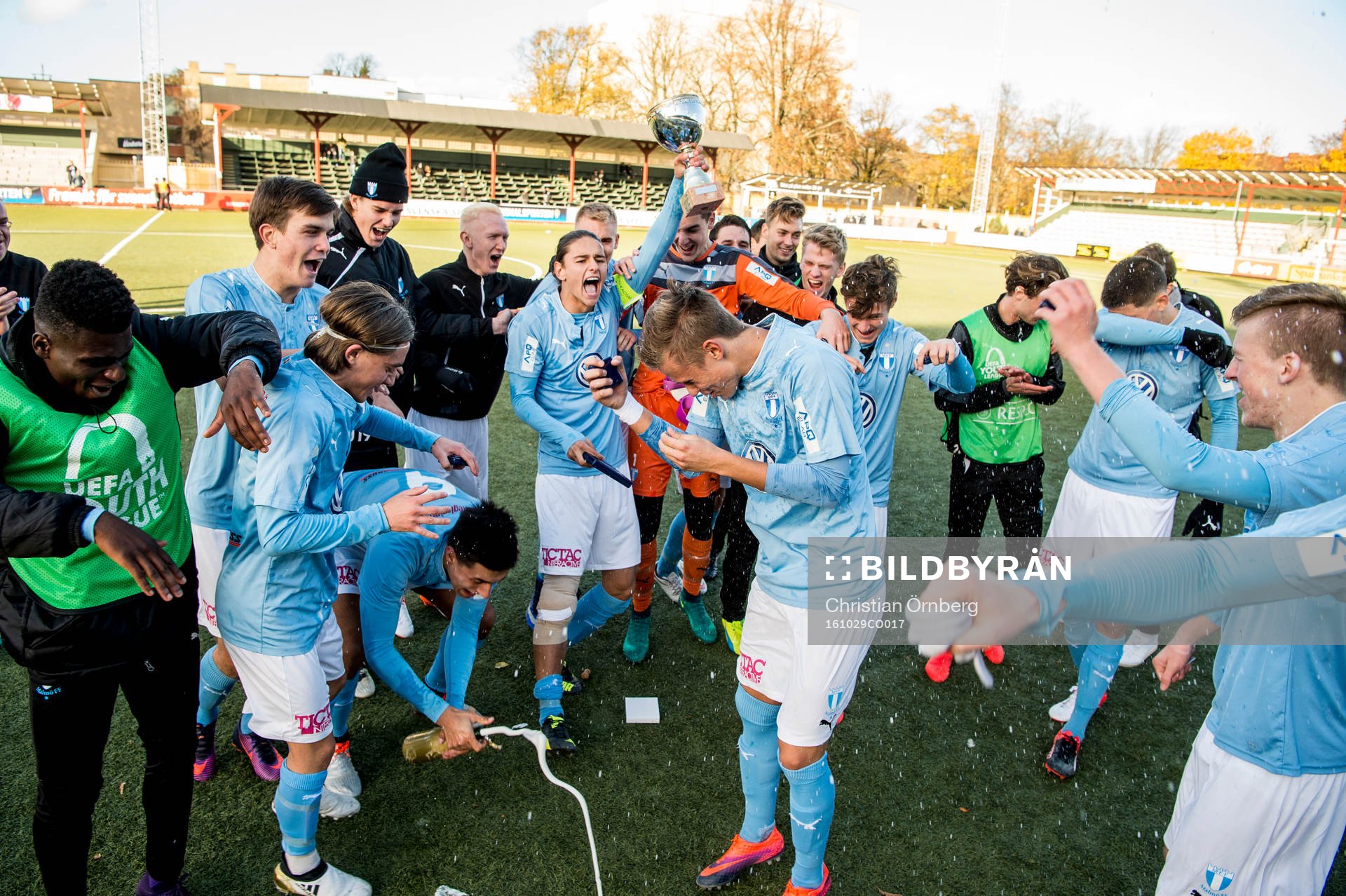 Malmös lagkapten Hugo Andersson jublar med pokalen och