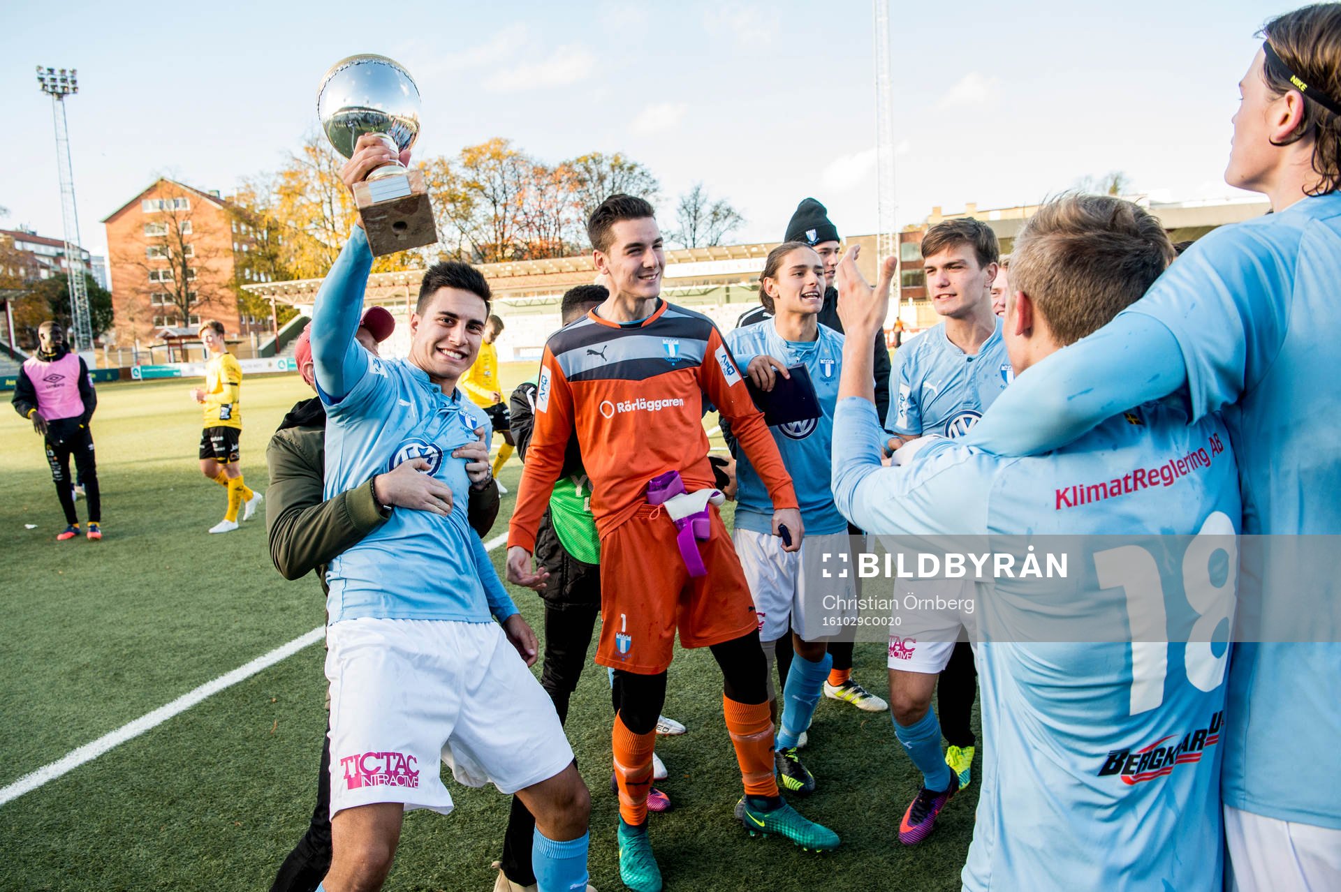 Malmös Isak Redzic jublar med lagkamraterna