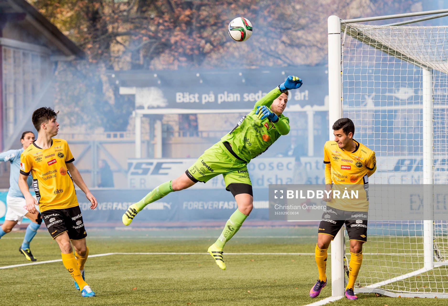 Elfsborgs målvakt David Olsson boxar ut bollen
