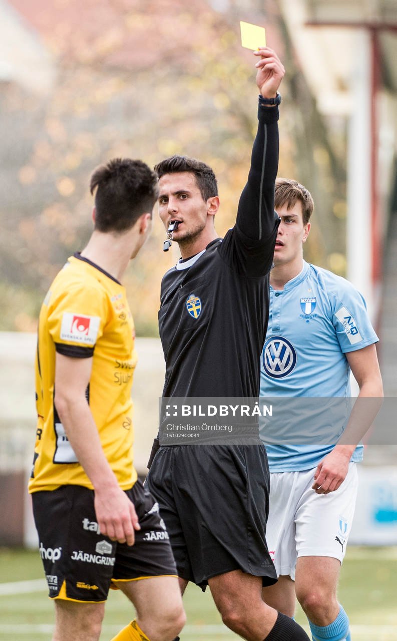 Domaren Adi Aganovic ger Elfsborgs Mattias Özgun gult kort