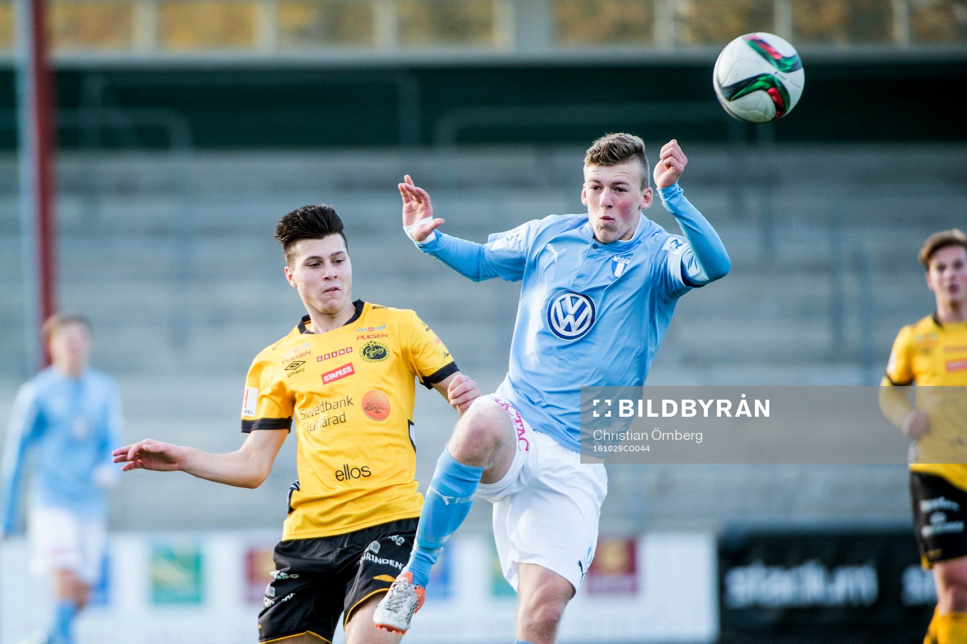 Malmös Teddy Bergqvist och Elfsborgs Mattias Özgun i närkamp under U19 SM-finalen i fotboll mellan Malmö FF och Elfsborg den 29 oktober 2016 i Malmö.