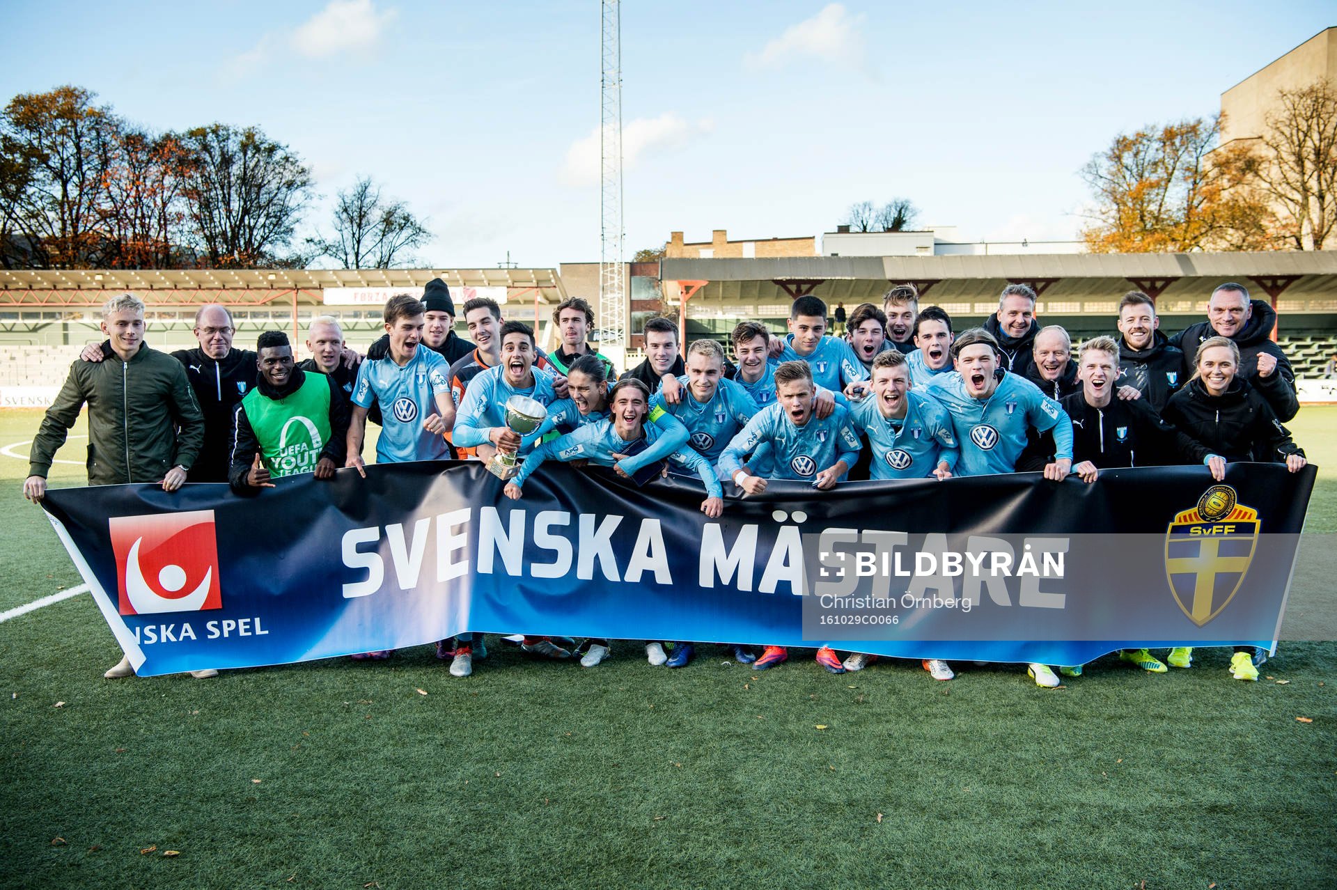 Malmös spelar jublar framför en skylt med texten Svenska