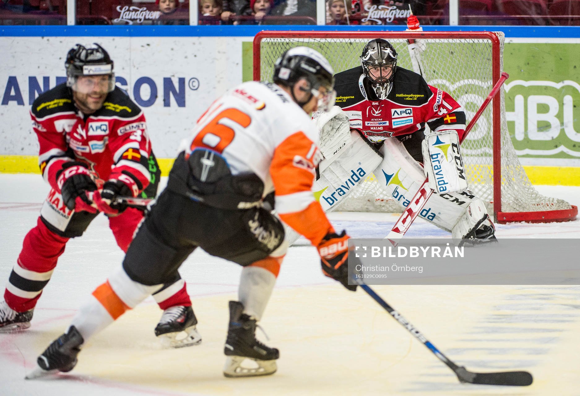 Karlskronas John Henrion mot Malmö Redhawks målvakt
