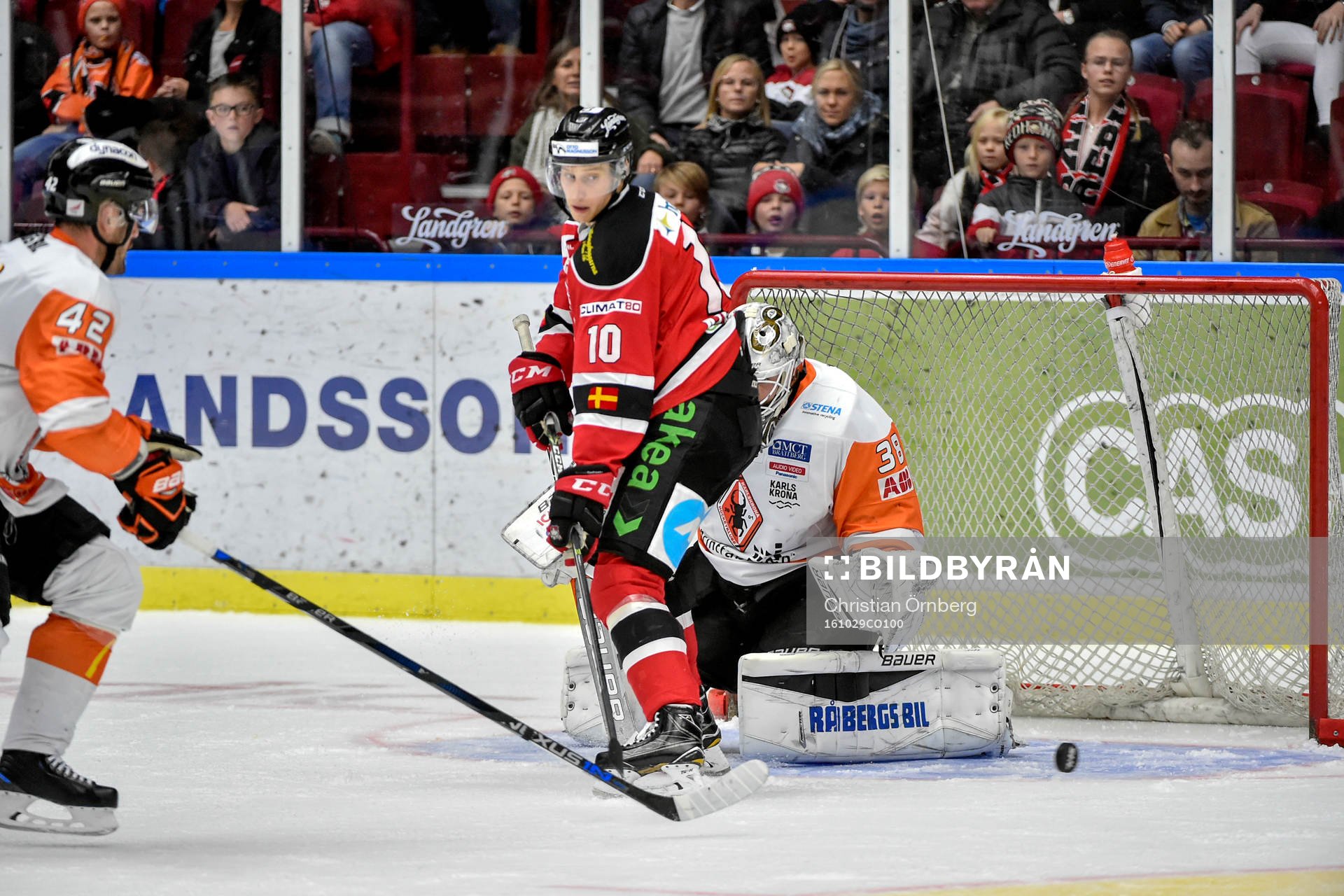 Malmö Redhawks Robin Alvarez och Karlskronas Niklas Arell