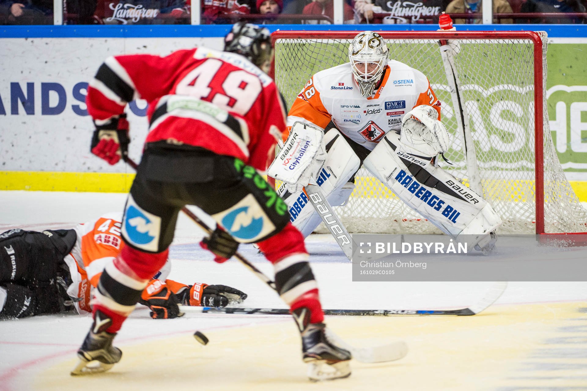 Malmö Redhawks Rhett Rakhshani mot Karlskronas målvakt
