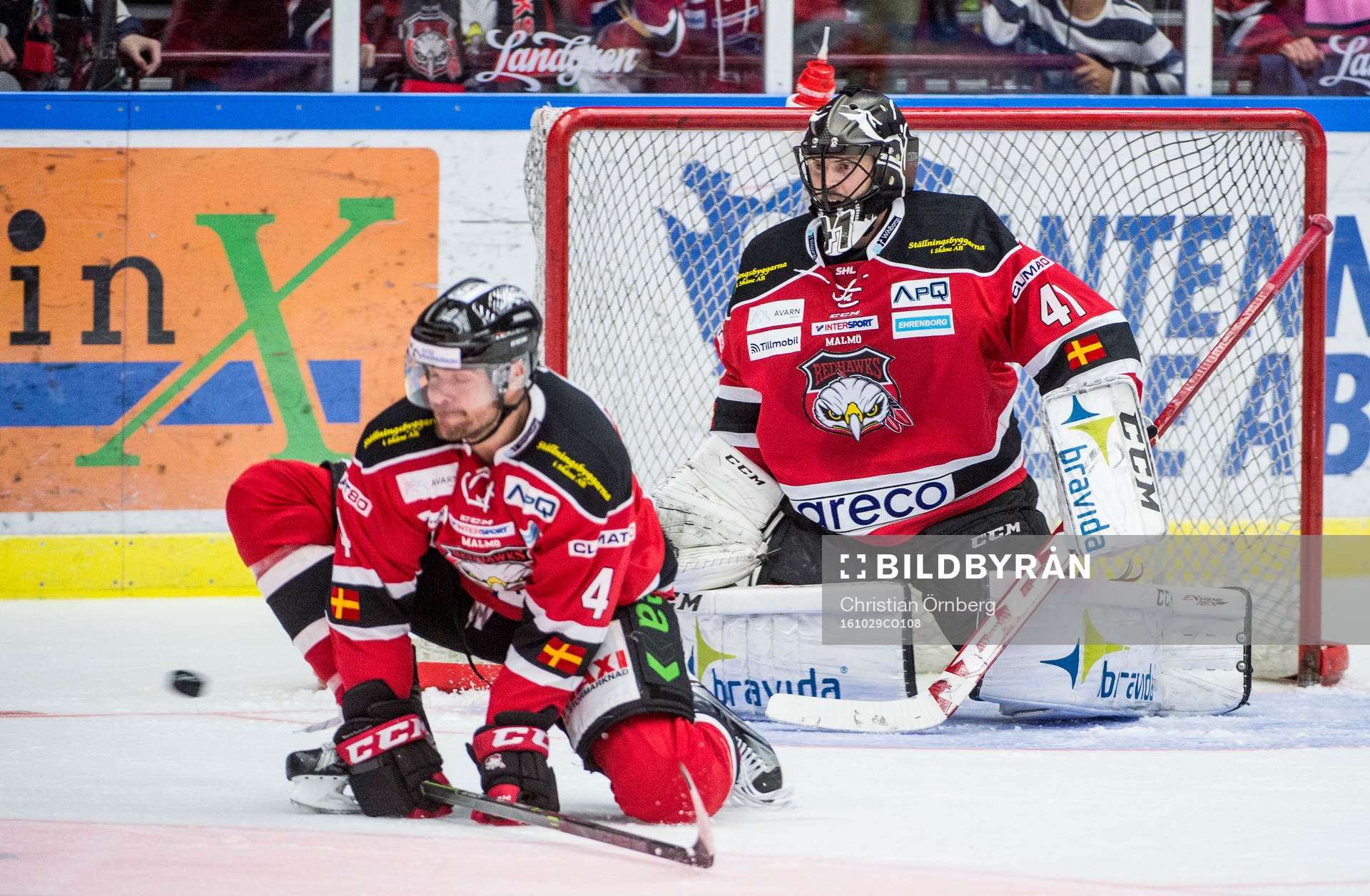 Malmö Redhawks Noah Welch täcker skott framför målvakt