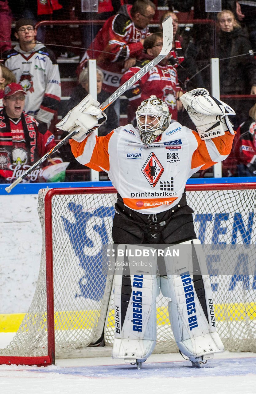 Karlskronas målvakt Johannes Jönsson jublar