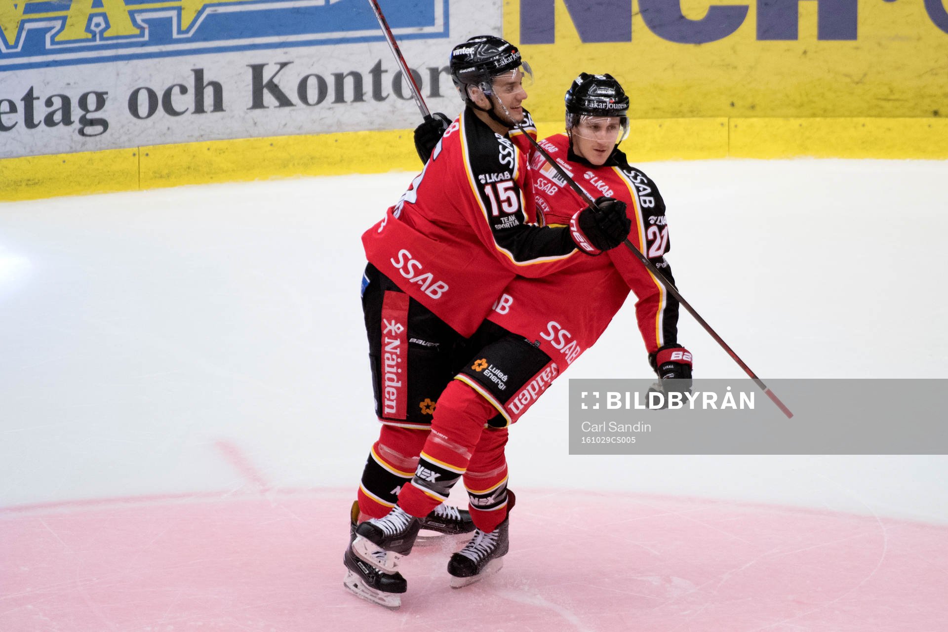 Luleås Christian Jaros och Bill Sweatt jublar