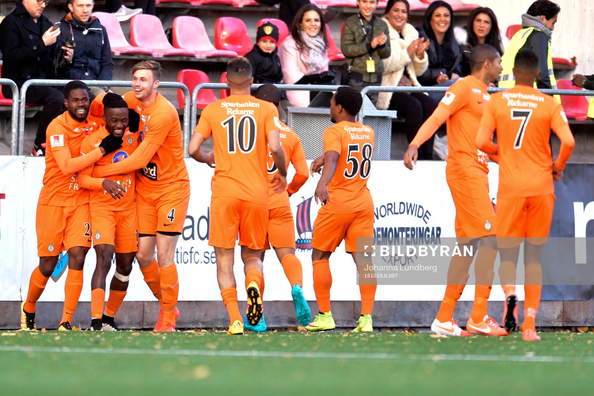 Athletics Mohamed Buya Turay jublar efter 1-0 under fotbollsmatchen i superettan mellan AFC United och Åtvidaberg den 29 oktober 2016 i Stockholm.