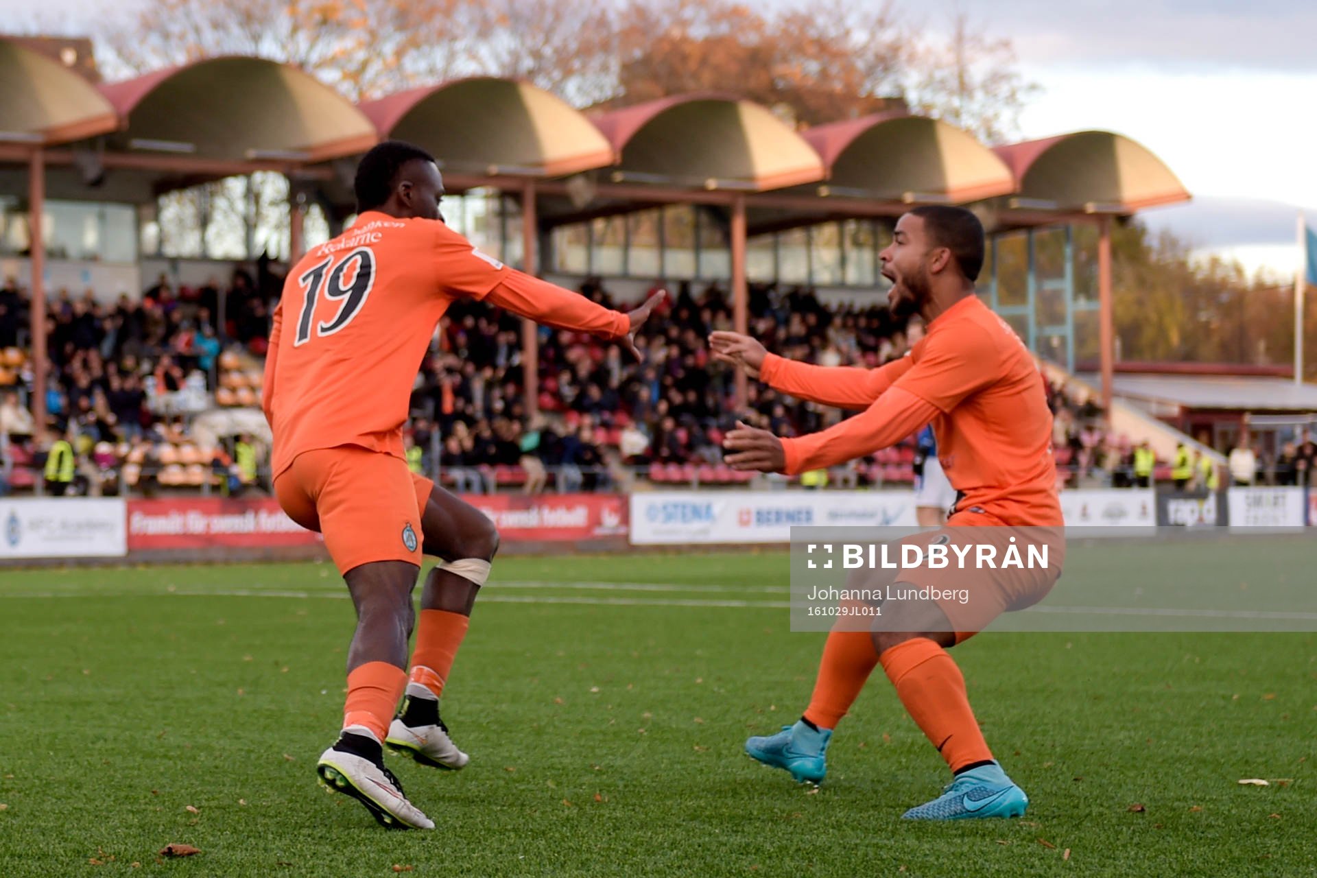 Athletics Mohamed Buya Turay och Jernade Meade jublar efter 1-0 av Turay under fotbollsmatchen i superettan mellan AFC United och Åtvidaberg den 29 oktober 2016 i Stockholm.