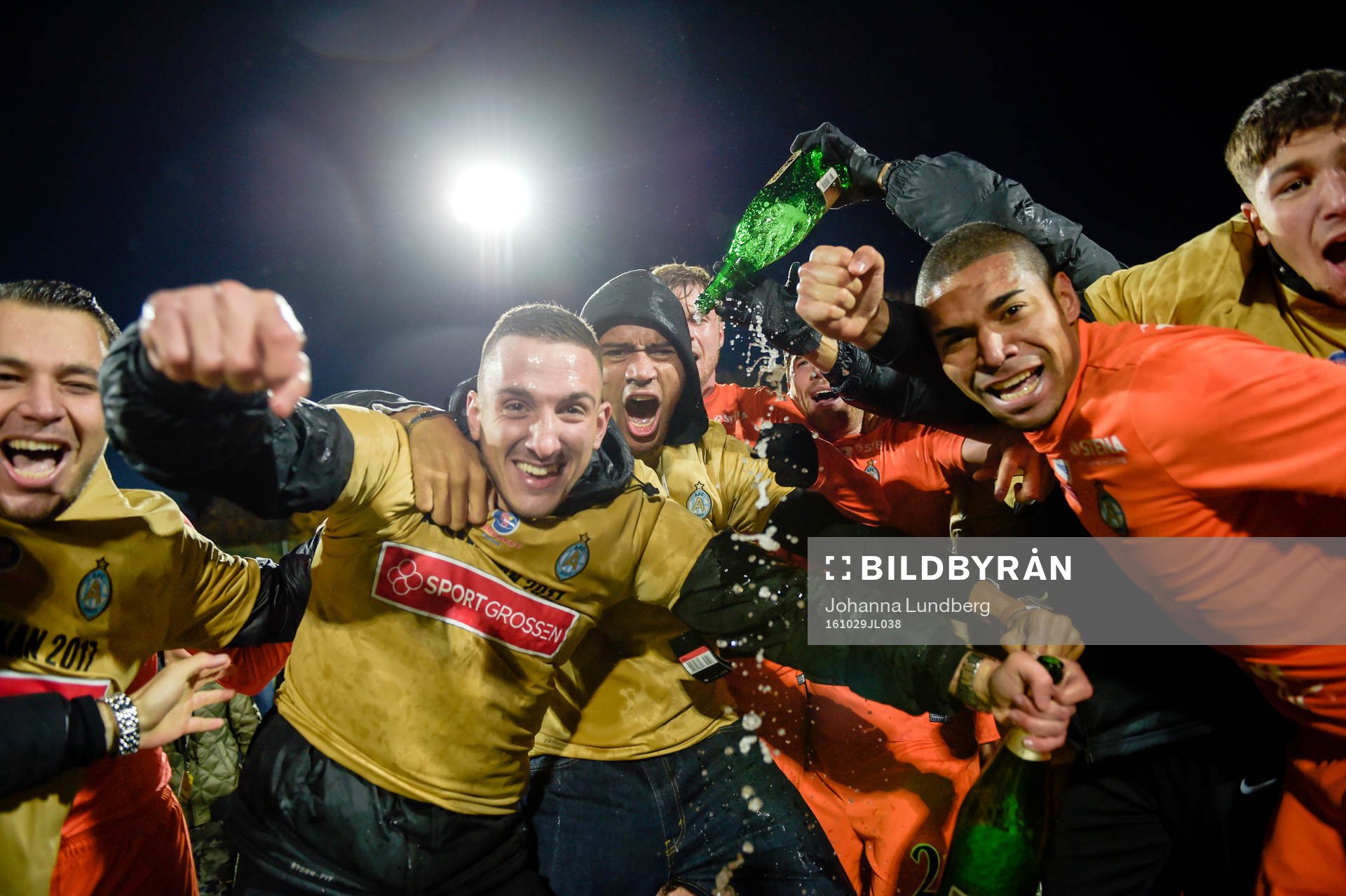 Athletics spelare jublar efter fotbollsmatchen i superettan mellan AFC United och Åtvidaberg den 29 oktober 2016 i Stockholm.
