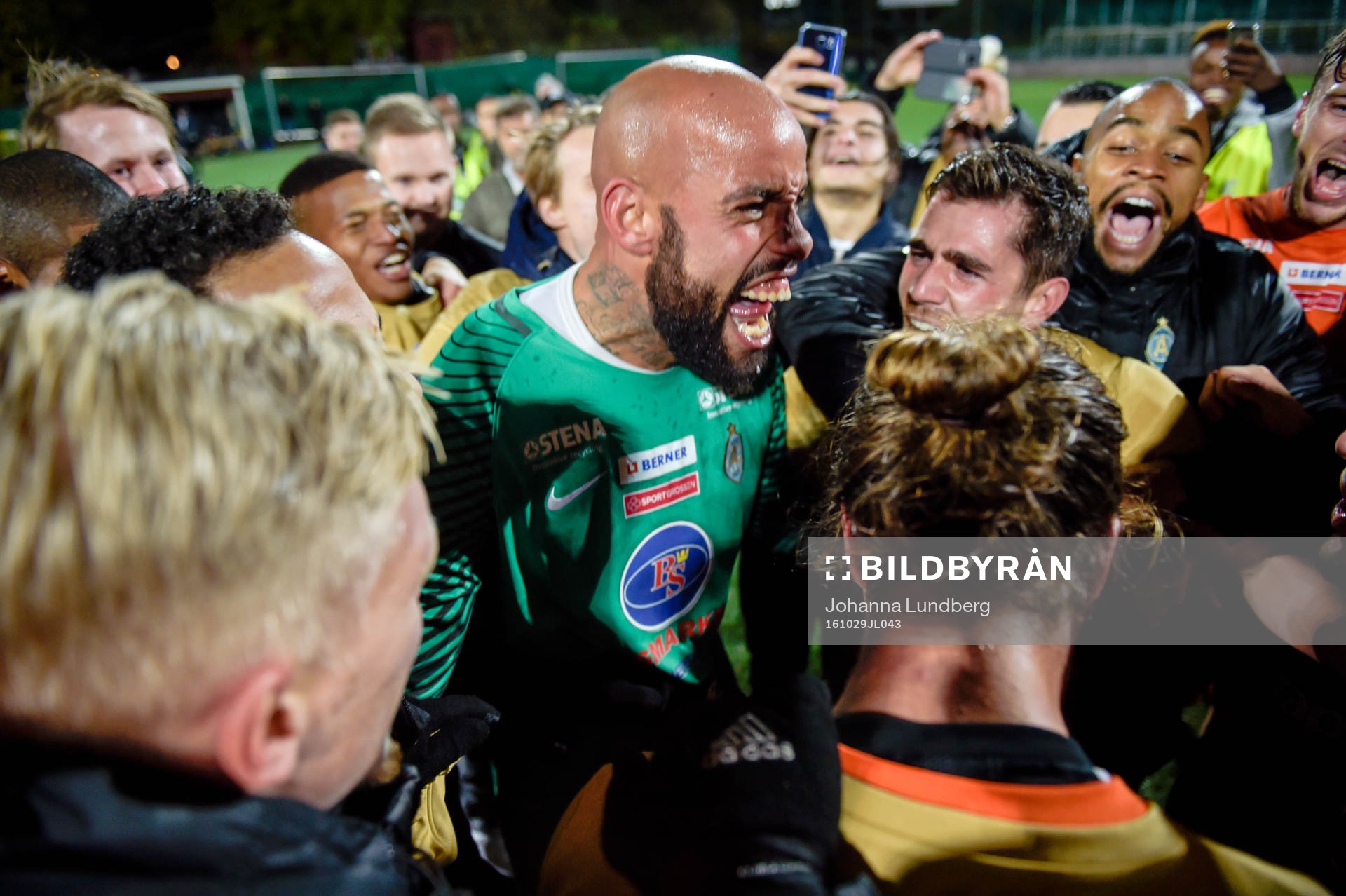 Athletics målvakt Joshua Wicks jublar