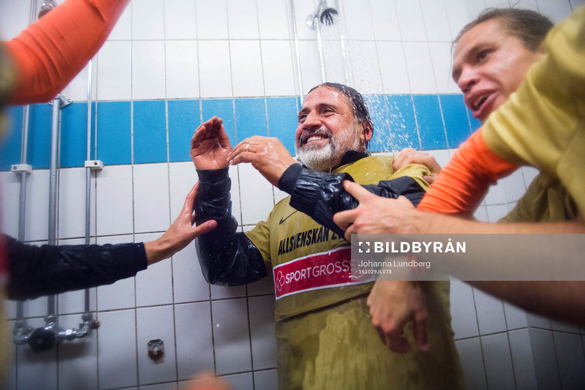 Athletics tränare Özcan Melkemichel  jublar och blir