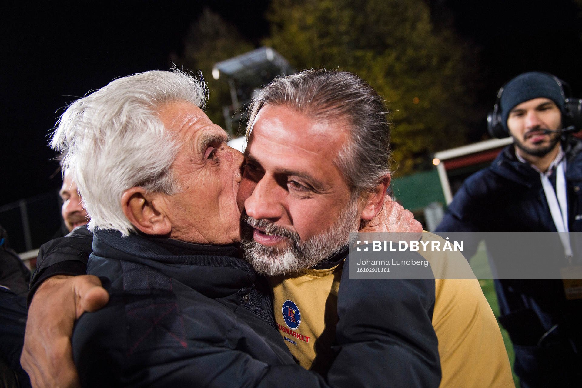 Athletics tränare Özcan Melkemichel jublar