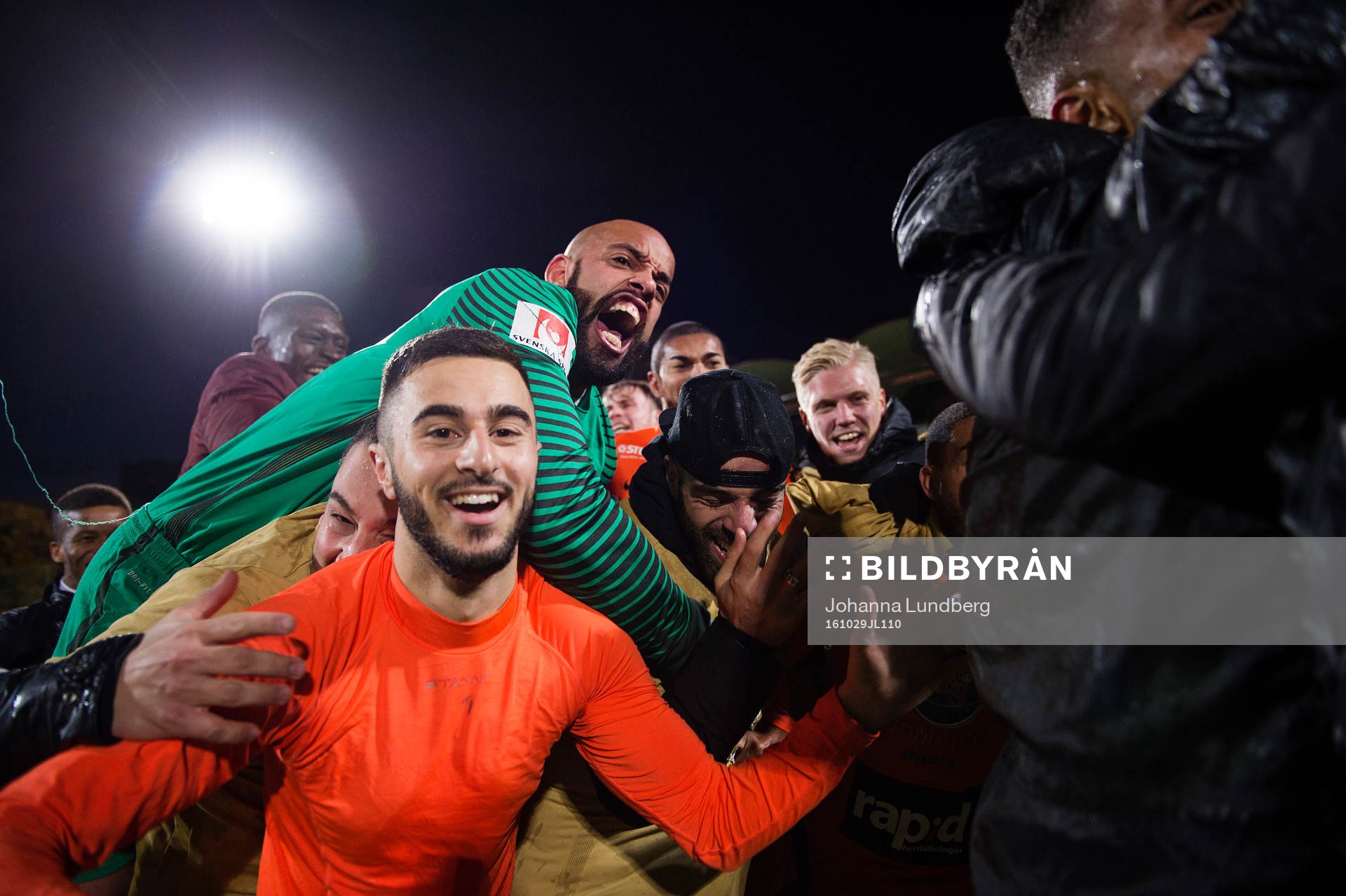 Athletics spelare med målvakt Joshua Wicks högst upp