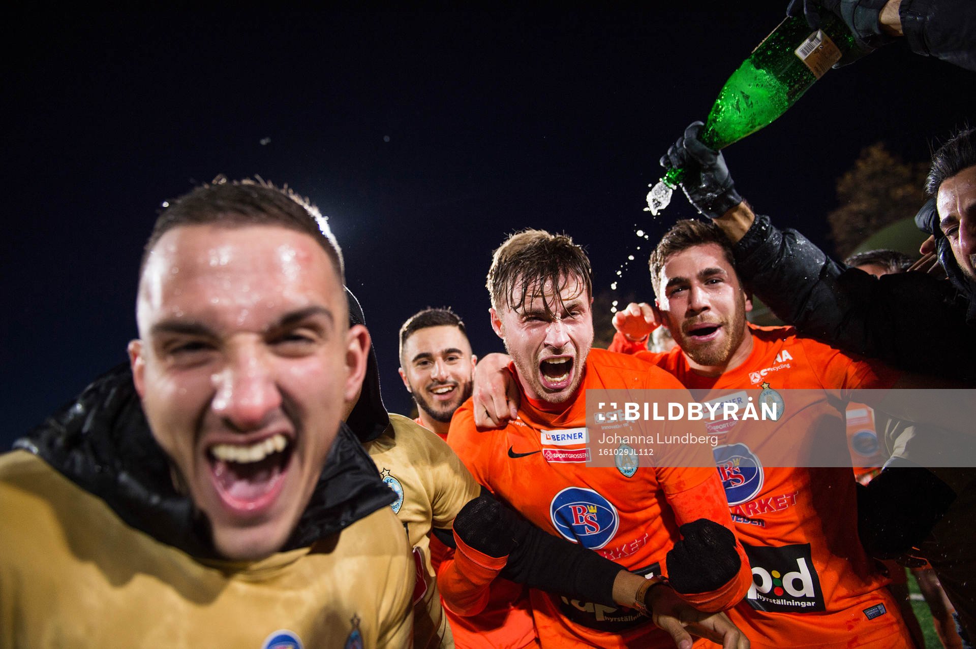 Athletics spelare jublar efter att laget är klart för allsvenskan 2017 efter fotbollsmatchen i superettan mellan AFC United och Åtvidaberg den 29 oktober 2016 i Stockholm.