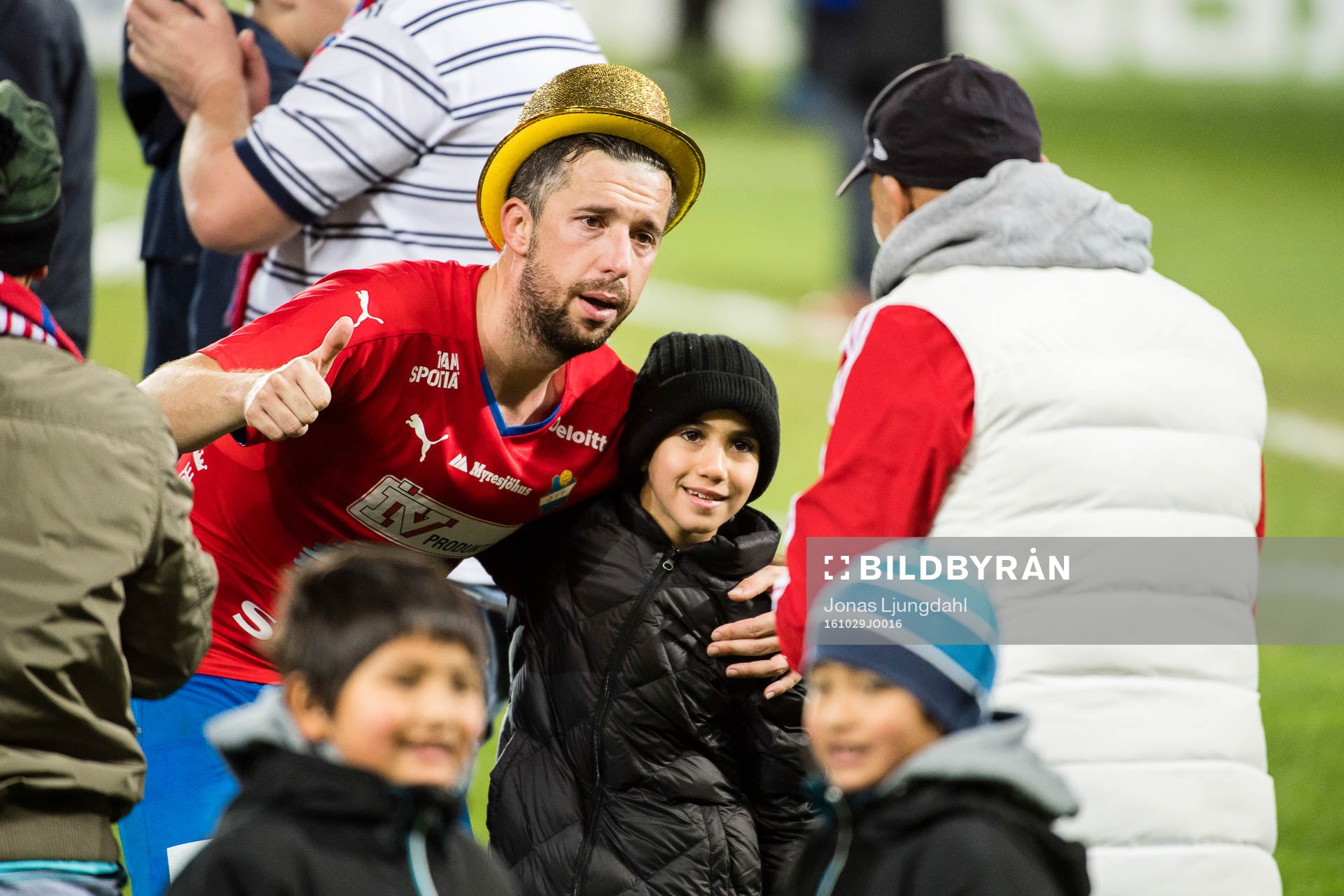 Östers Denis Velic och supportrar jublar när öster blir
