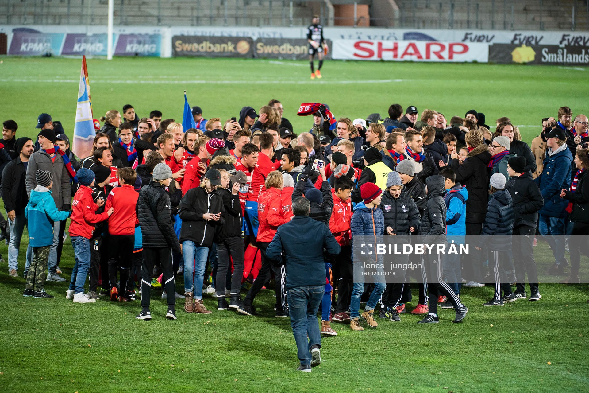 Spelare och supportrar jublar när öster blir klara för