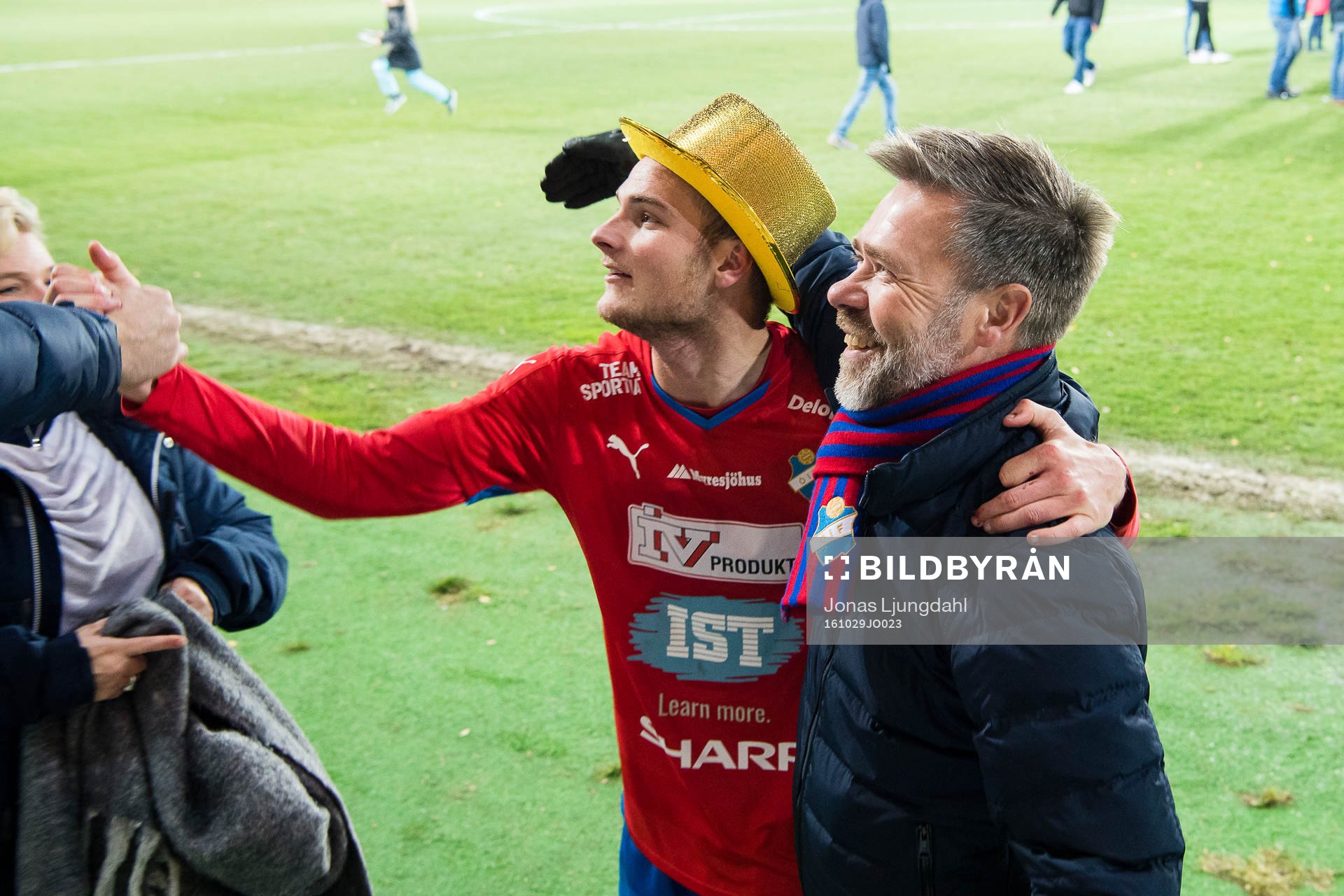 Östers Jonathan Drott och före detta ordförande Sven Johannesson jublar när öster blir klara för superettan under fotbollsmatchen i Division 1 mellan Öster och Prespa Birlik den 29 oktober 2016 i Växjö.