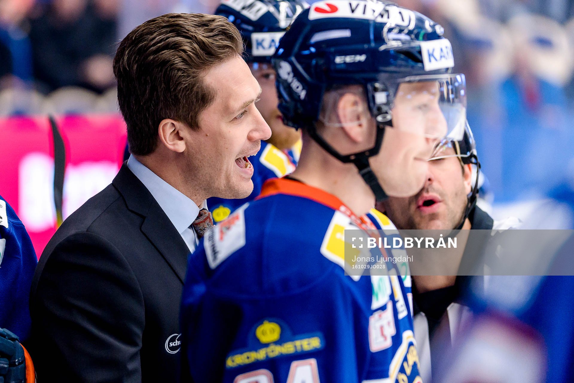 Växjös tränare Sam Hallam pratar med Domare Mikael