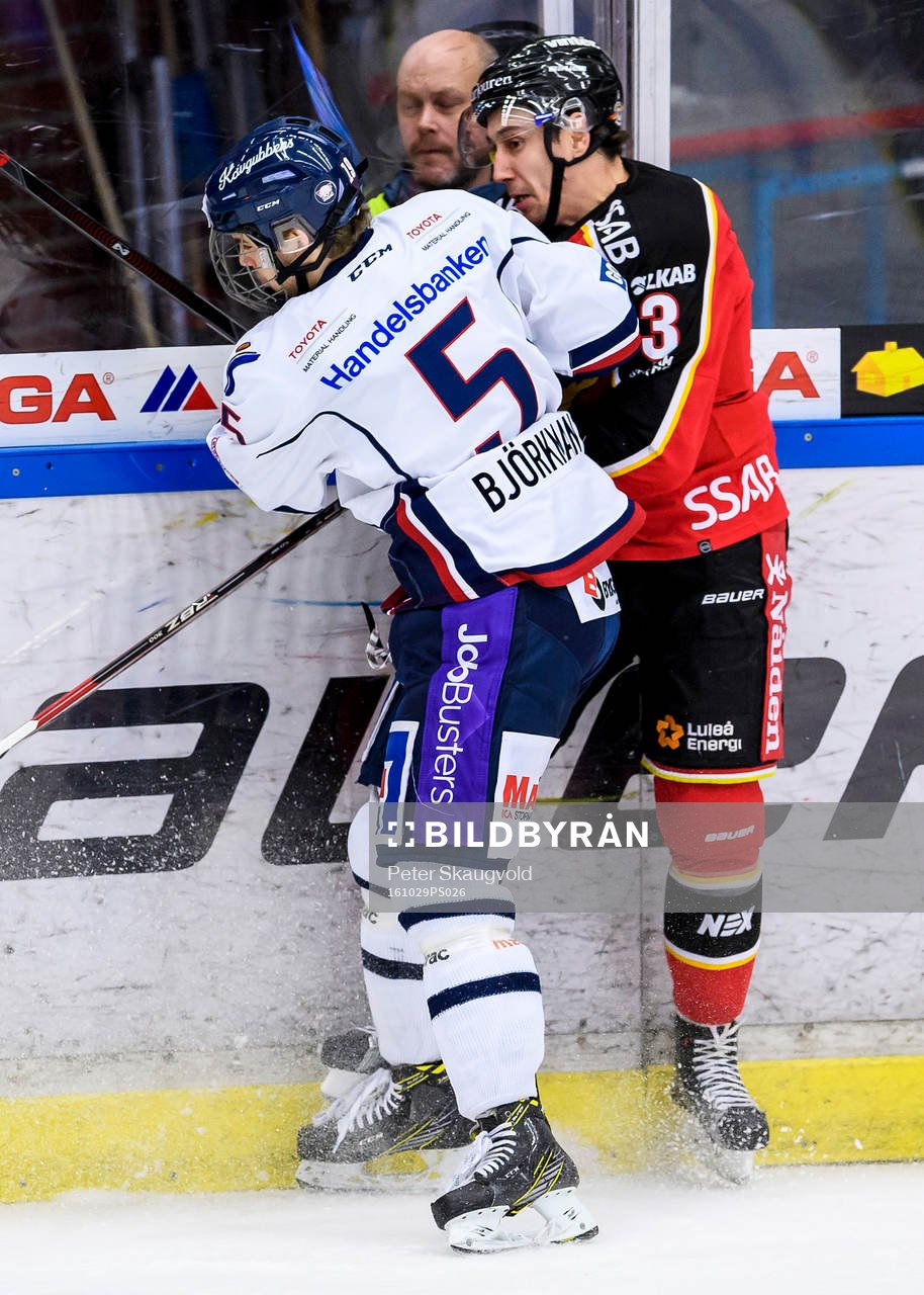 Linköpings Anton Björkman tacklar Luleås Daine Todd