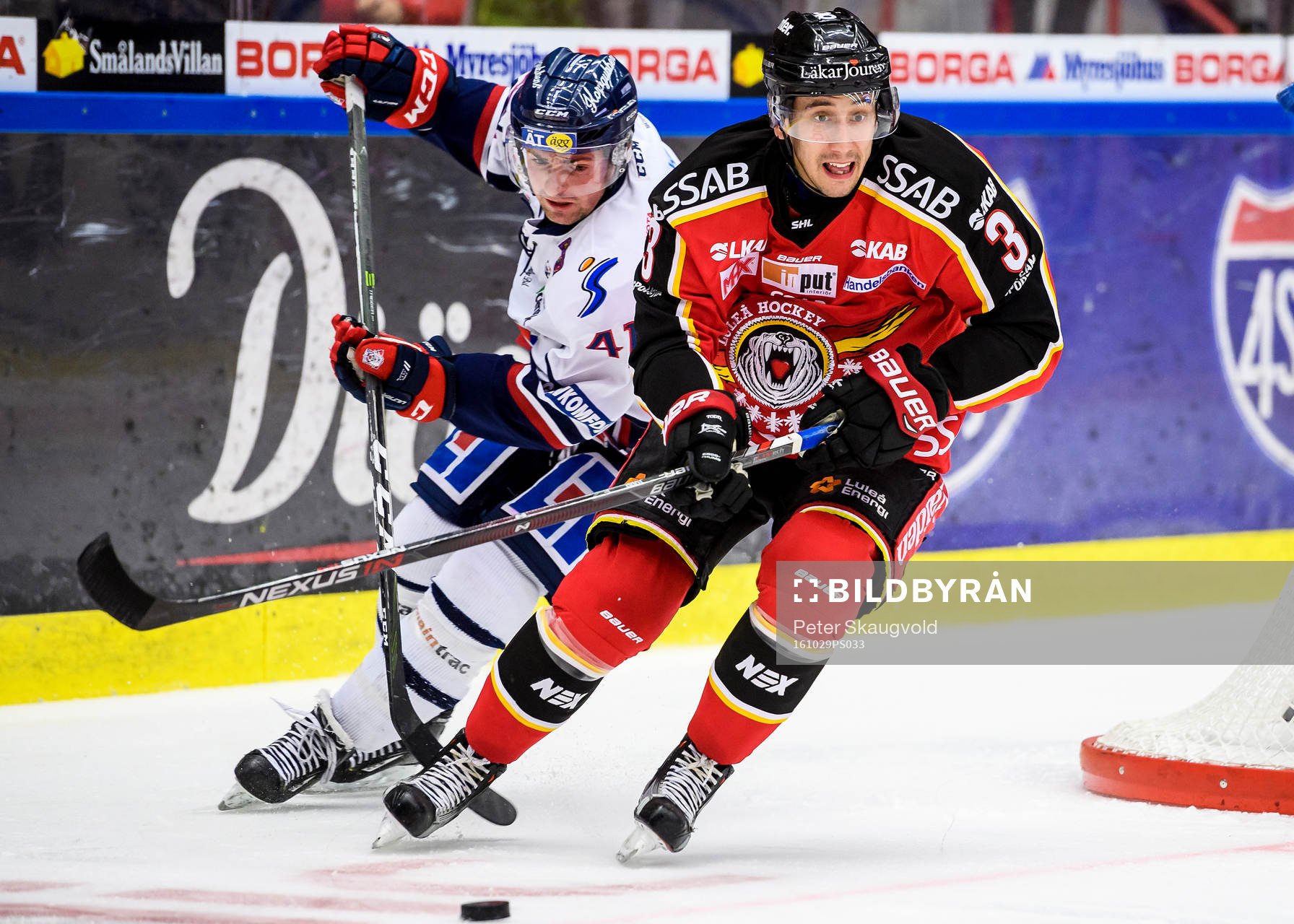 Luleås Daine Todd med pucken jagas av Linköpings Broc