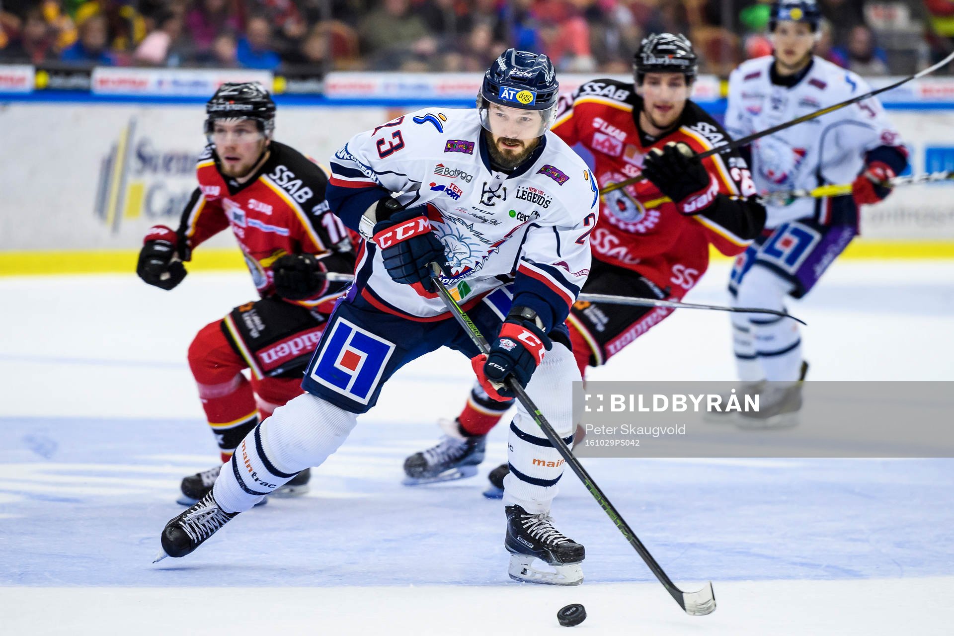 Linköpings Niklas Persson med pucken