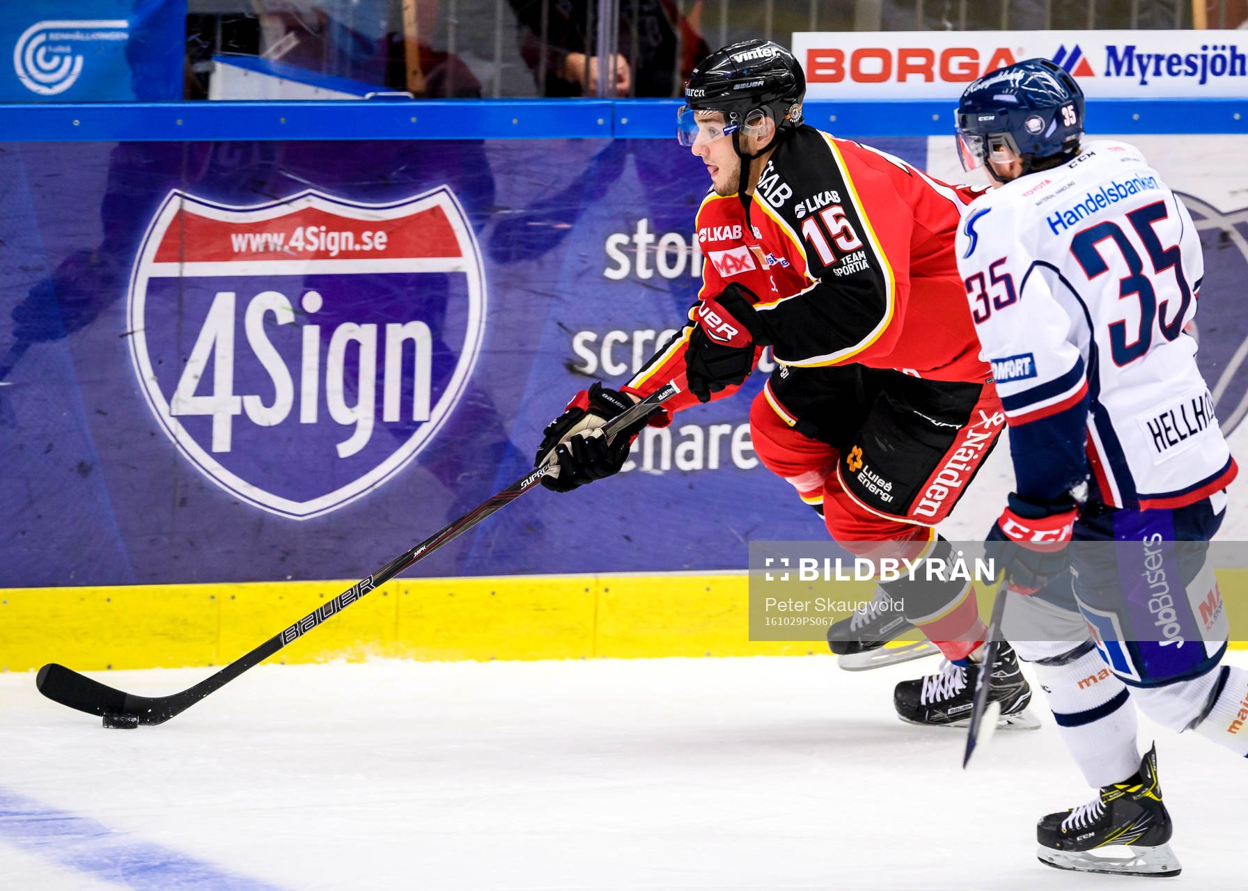 Luleås Christian Jaros med pucken jagas Linköpings Simon