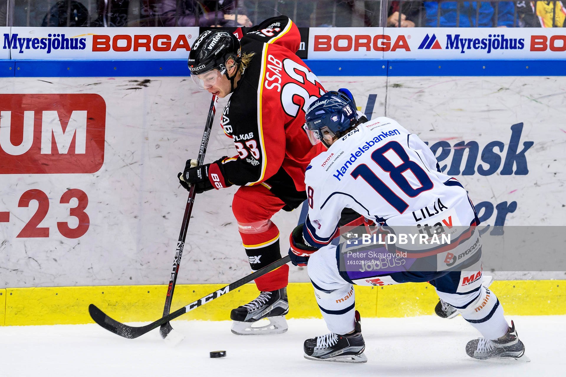 Luleås Christopher Mastomäki med pucken jagas av
