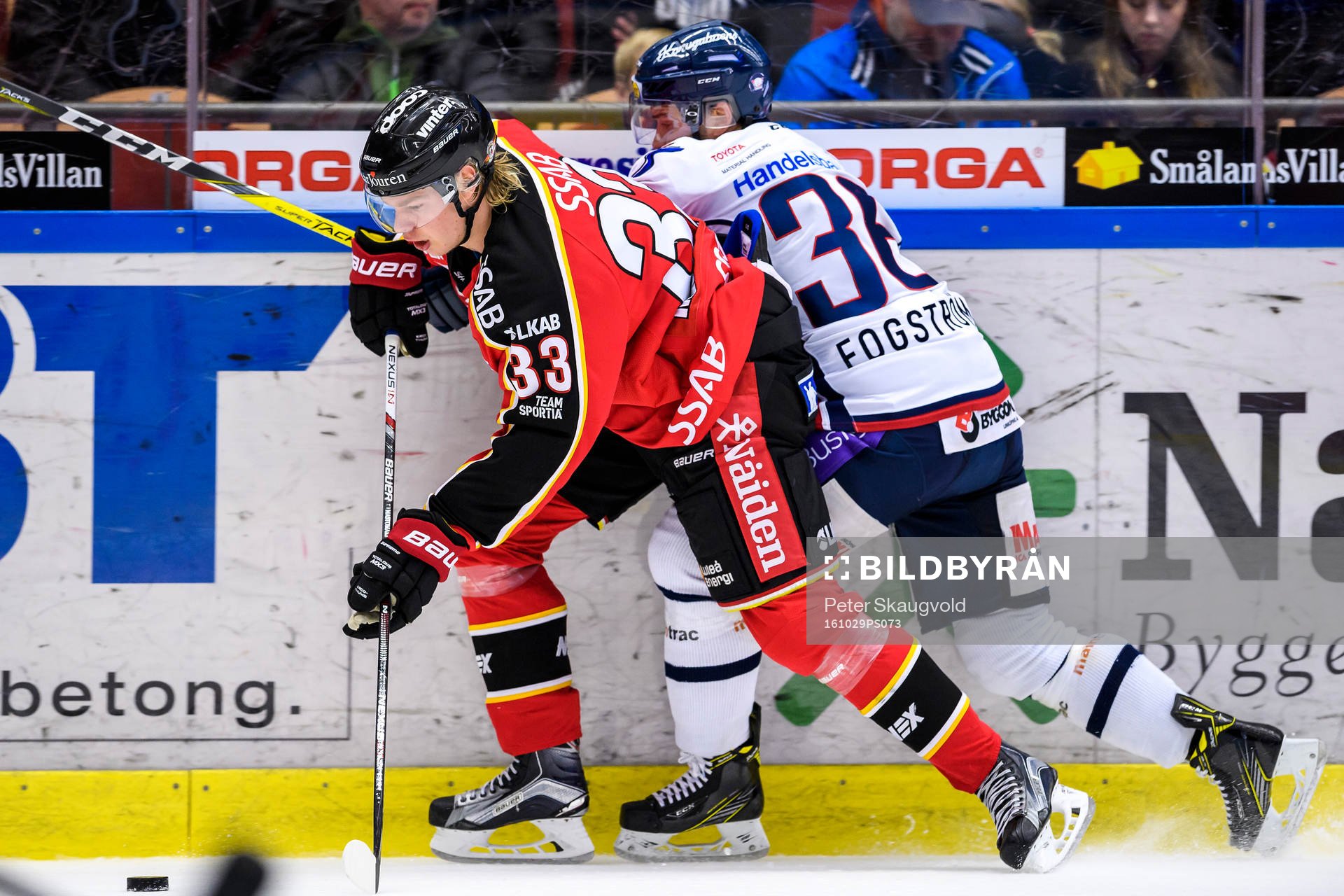 Luleås Christopher Mastomäki med pucken jagas av