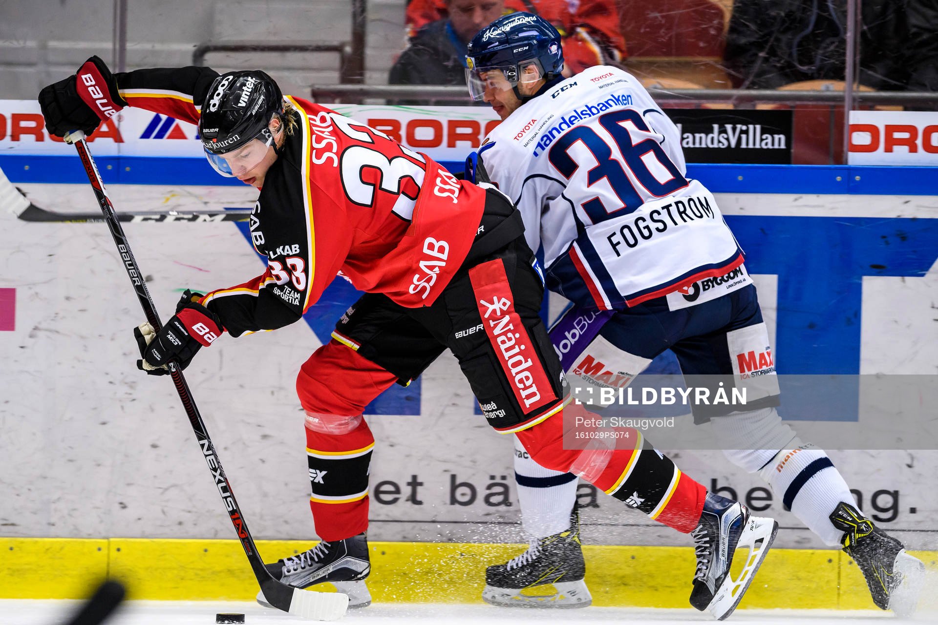 Luleås Christopher Mastomäki med pucken jagas av