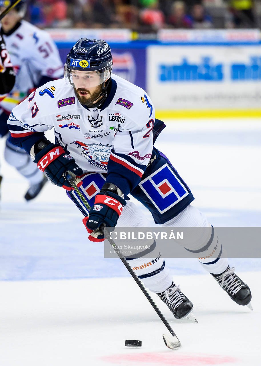 Linköpings Niklas Persson med pucken