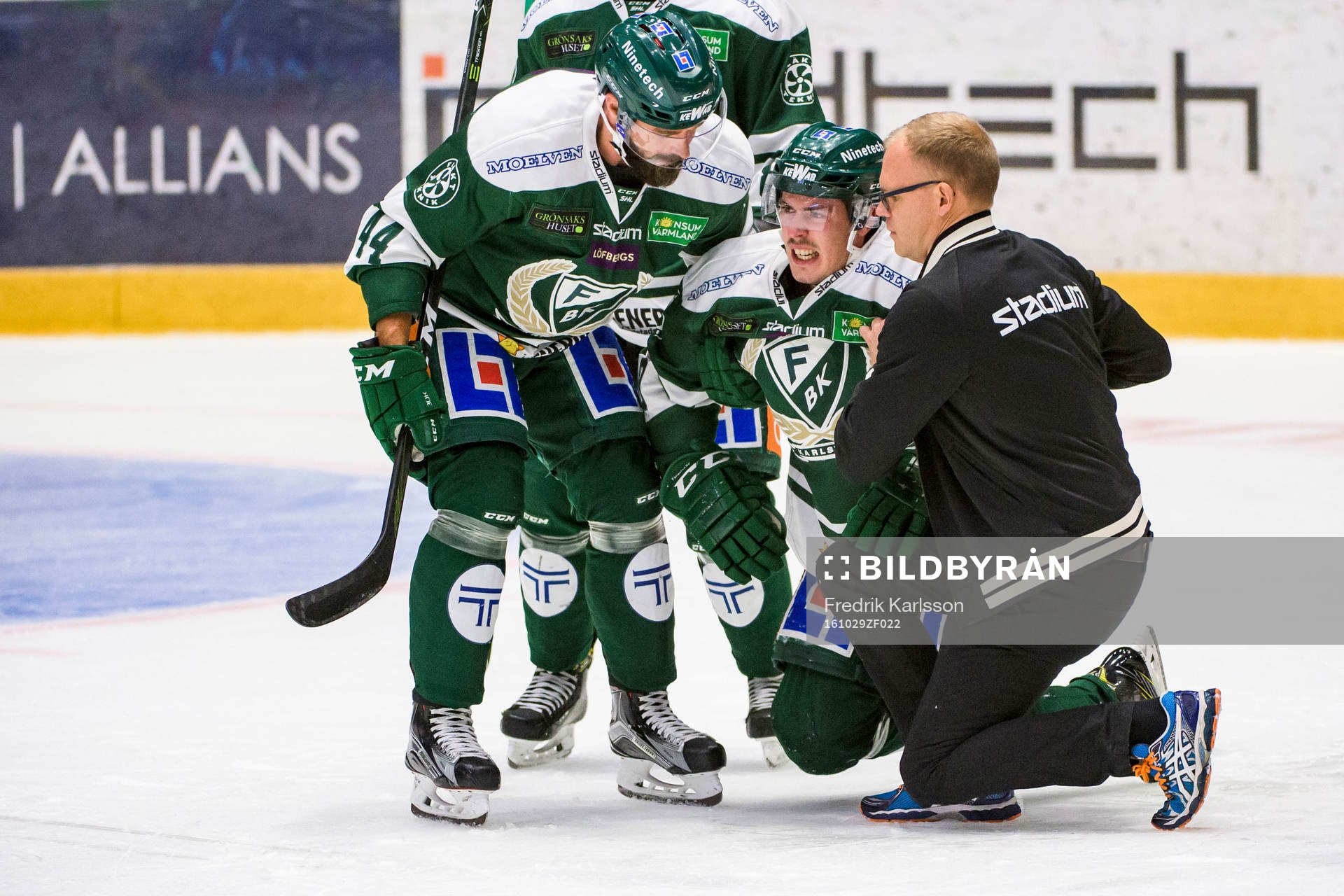 Färjestads Sebastian Erixon fick en puck på sig och blev