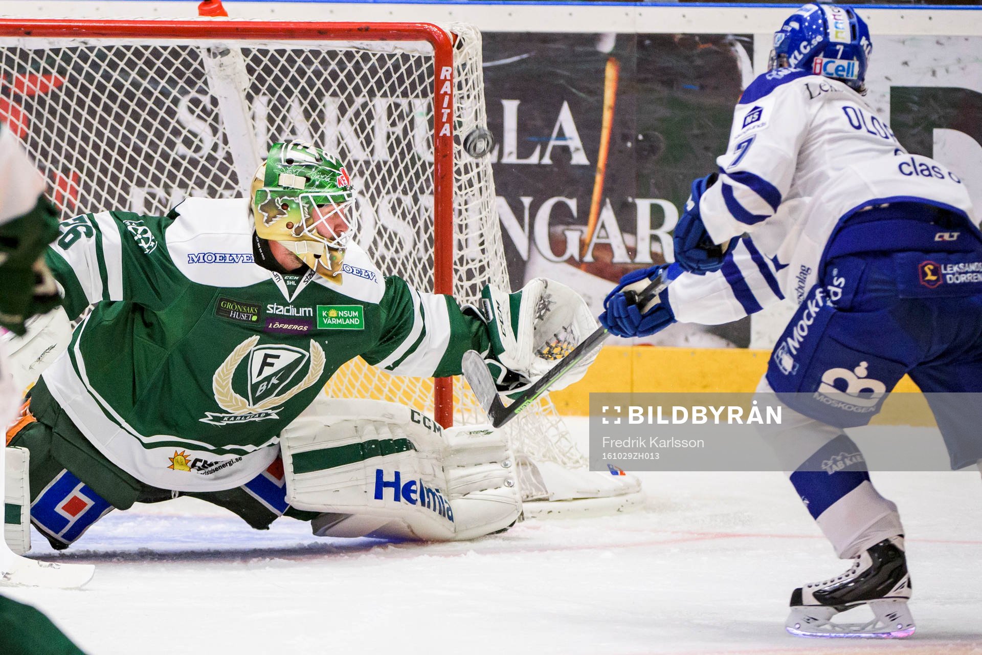 Färjestads målvakt Stefan Steen räddar en puck från