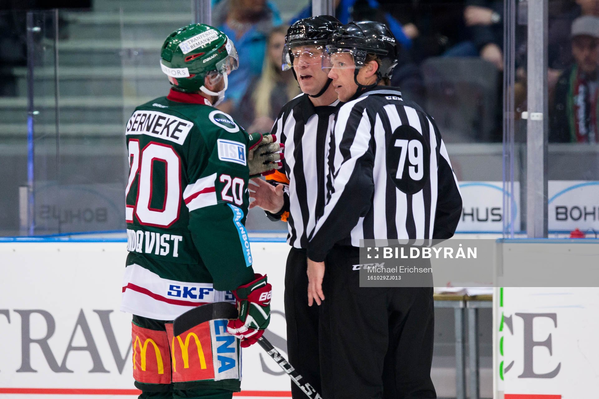 Frölundas Joel Lundqvist pratar med domare Morgan Johansson