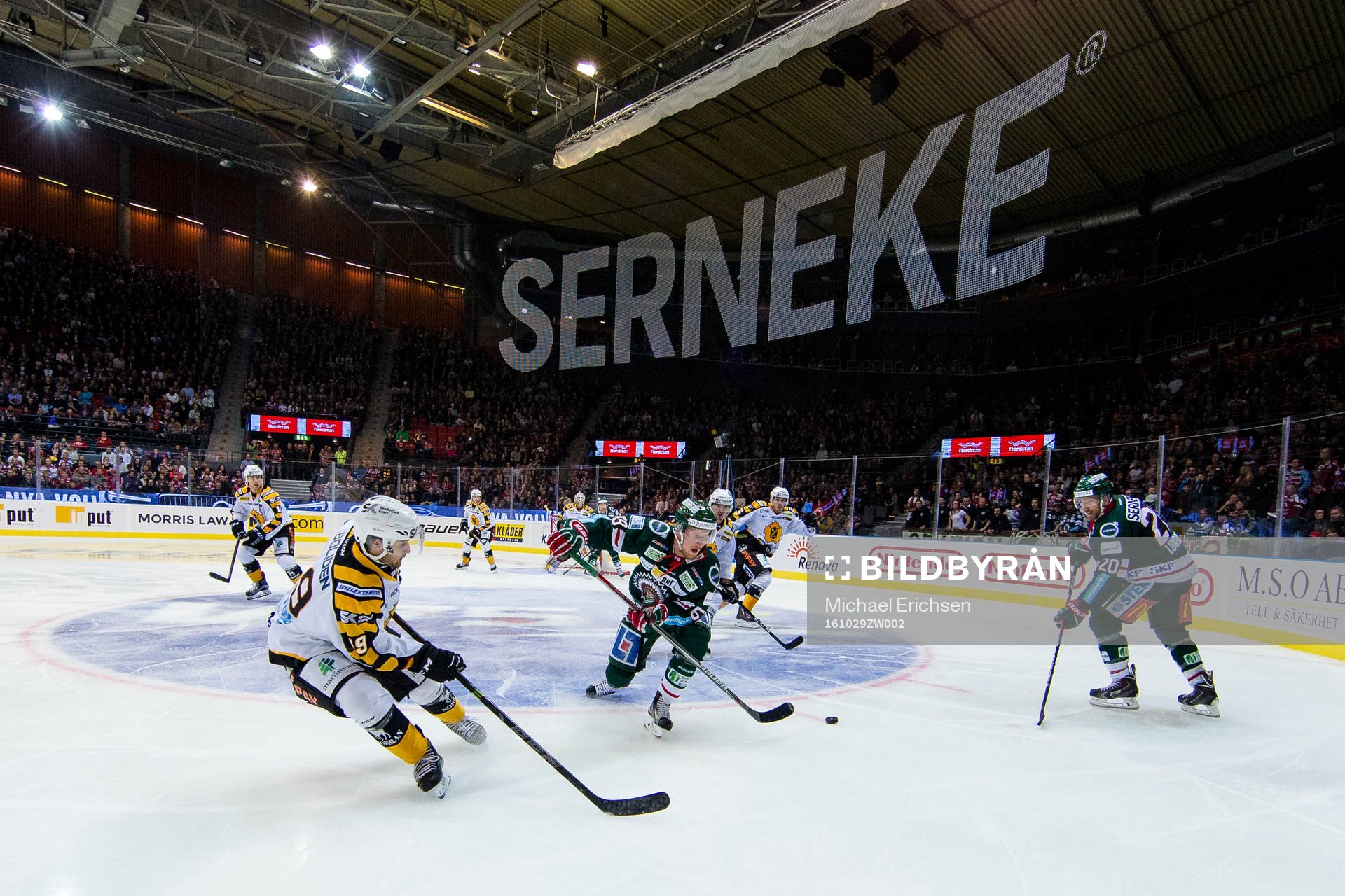 Frölundas Simon Hjalmarsson passar Joel Lundqvist