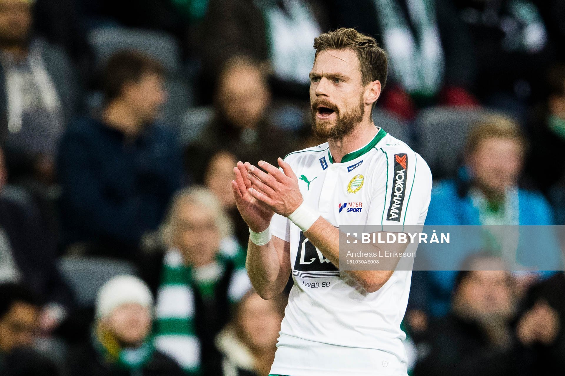 Hammarbys Arnór Smárason applåderar