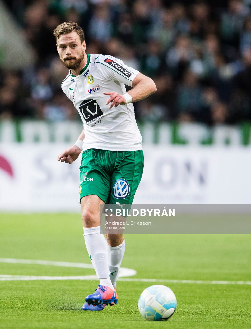 Hammarbys Arnór Smárason med bollen