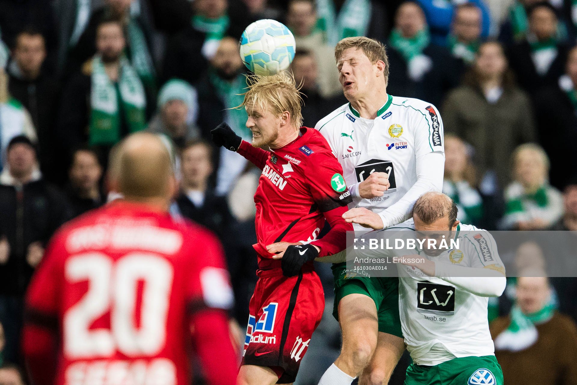 Norrköpings Karl Holmberg i en nickduell med Hammarbys