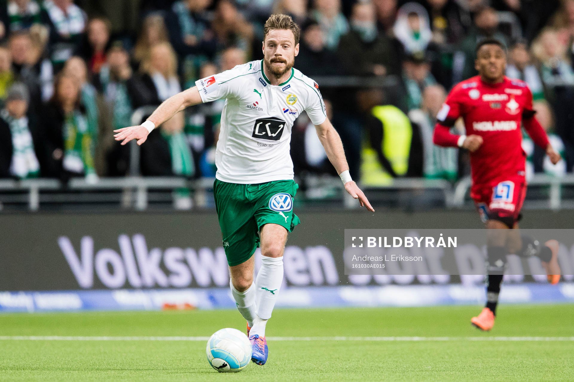 Hammarbys Arnór Smárason med bollen
