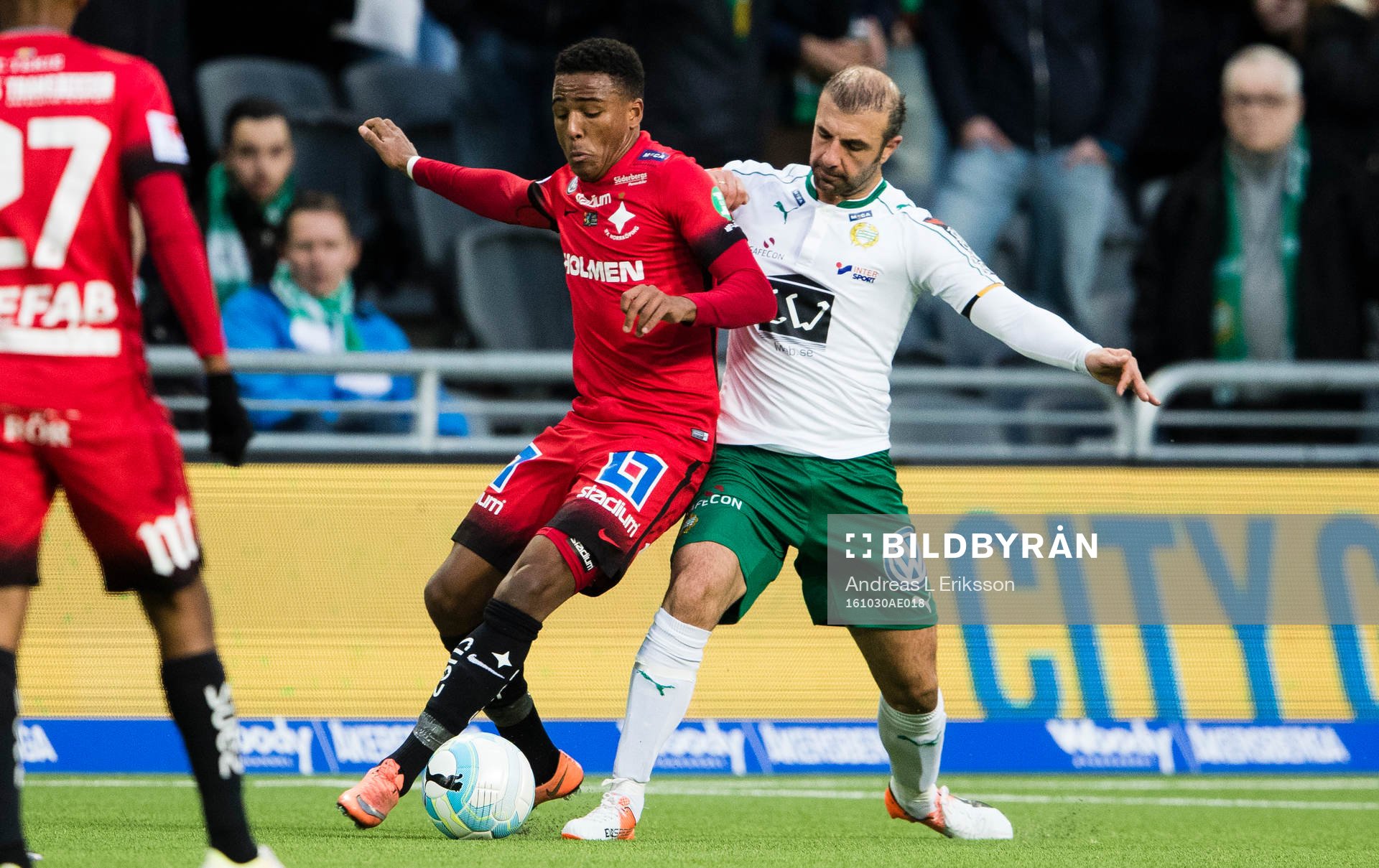 Norrköpings Niclas Eliasson i kamp om bollen med Hammarbys