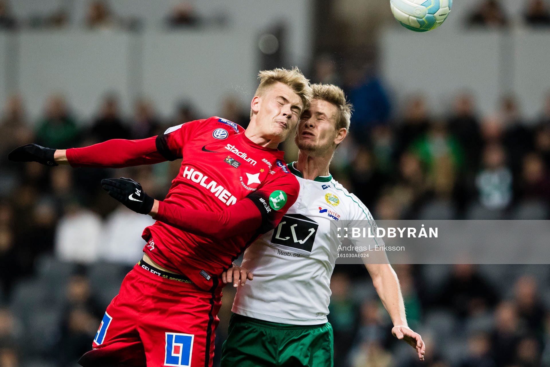 Norrköpings Eric Smith i en nickduell med Hammarbys Erik