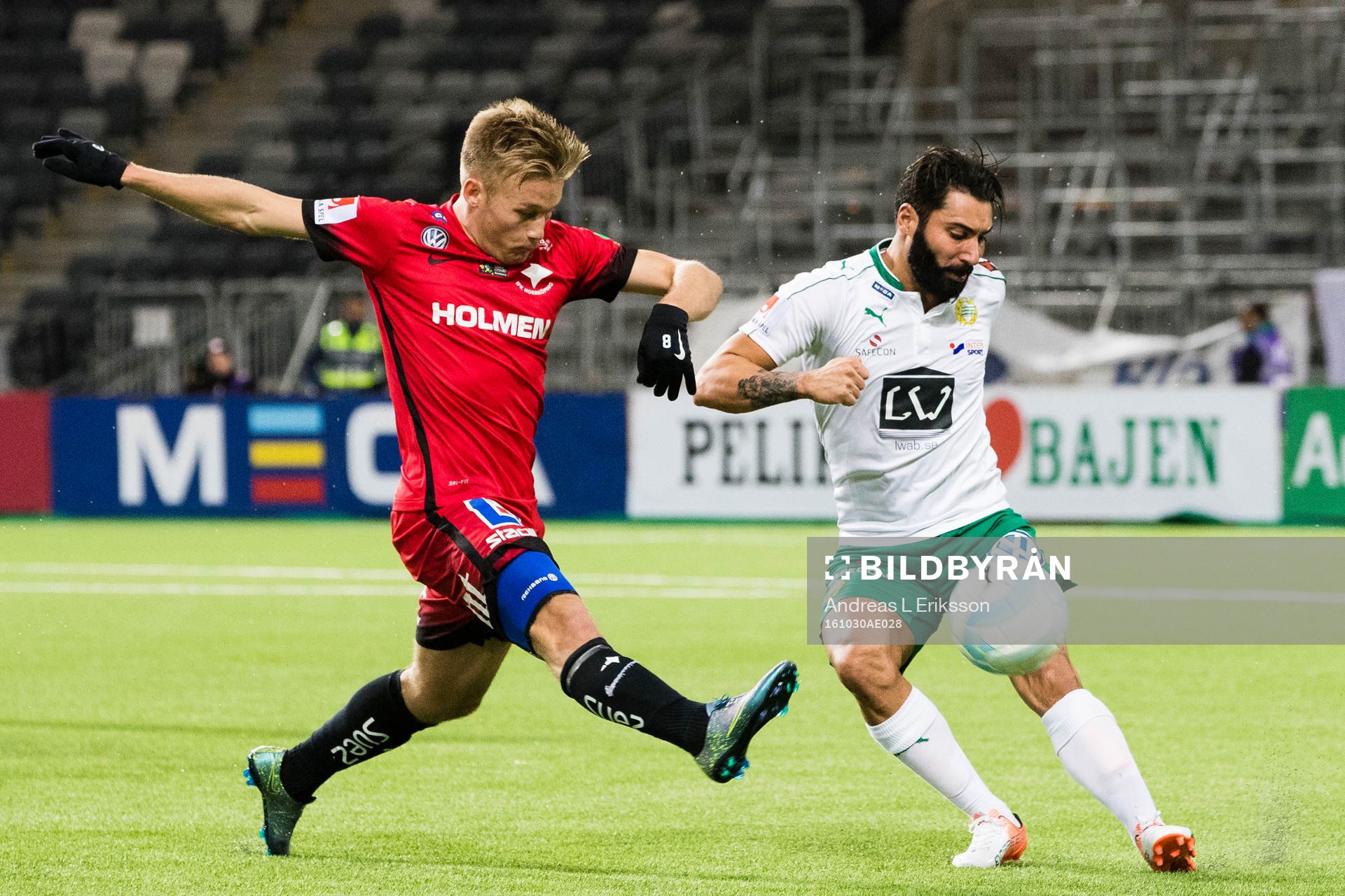 Norrköpings Nicklas Bärkroth försöker stoppa Hammarbys